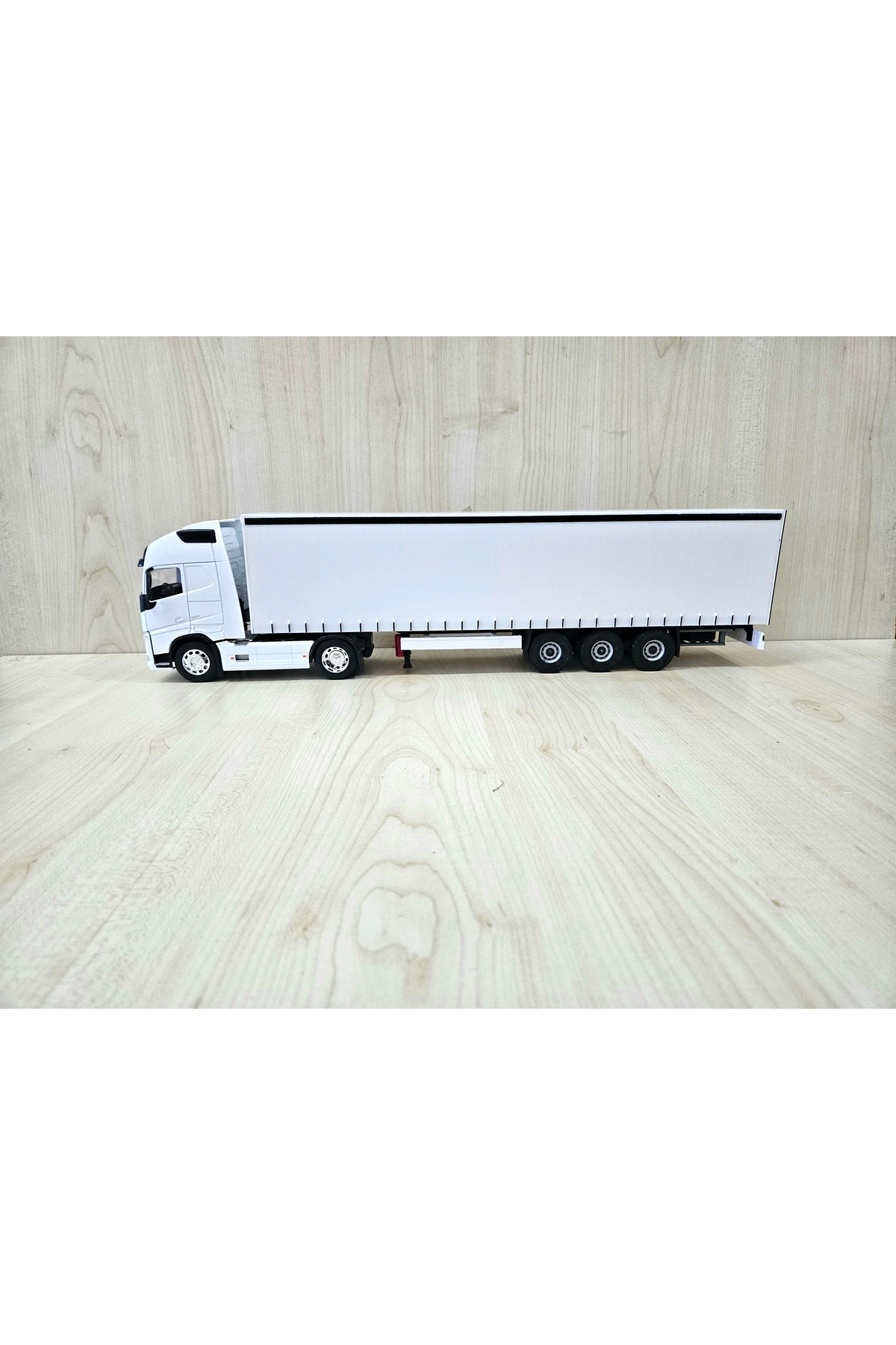 مدل خودرو نیم متر طول 1 32 VOLVO FH4 TILT TRUCK MODEL نام نوشته شده سفید اورجینال WELLY