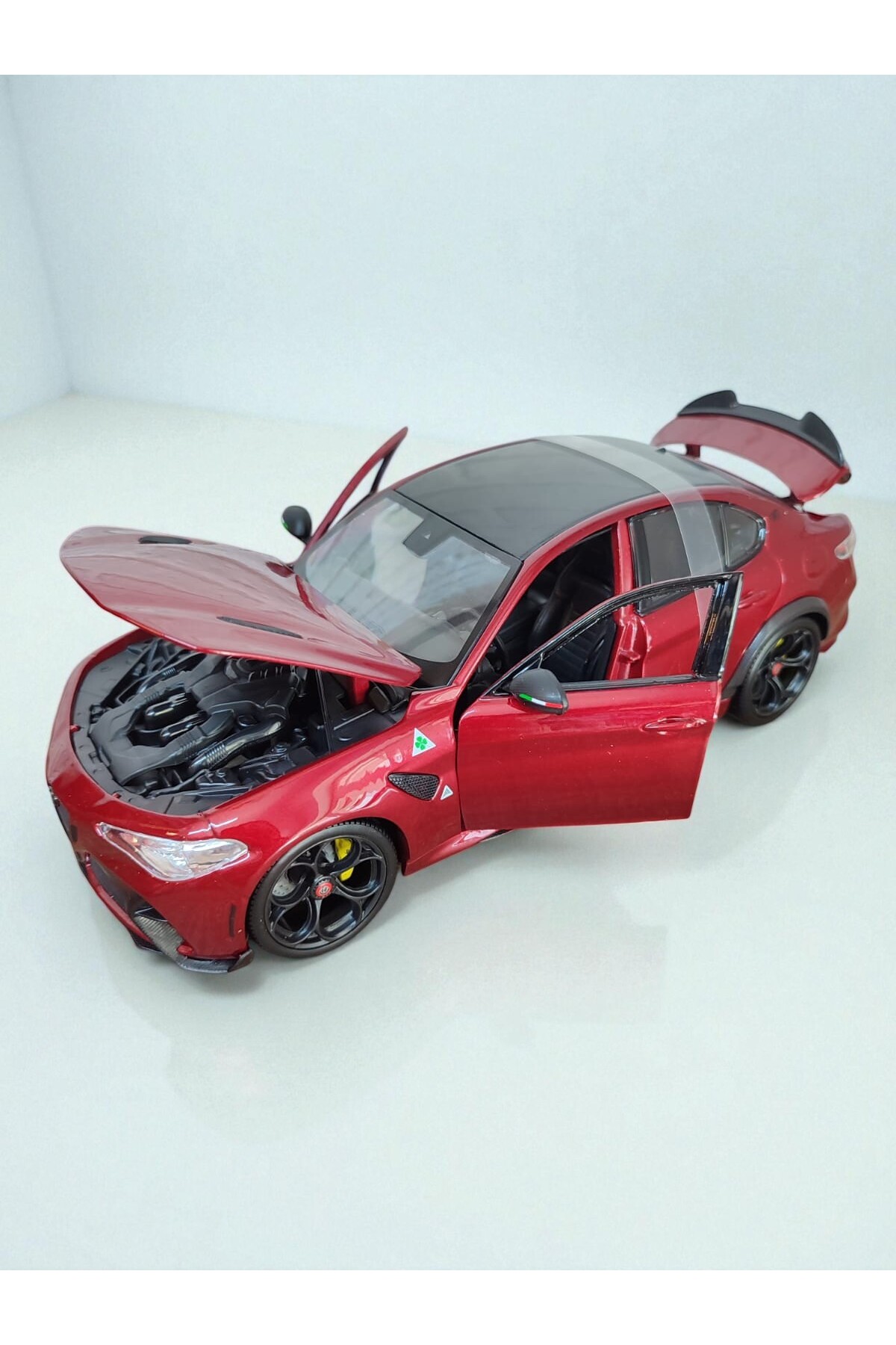 مدل خودرو ماشین کلکسیونی ALFA ROMEO GIULIA GTA 1:18 SCALE DIE CAST قرمز مشکی فلزی اورجینال Burago