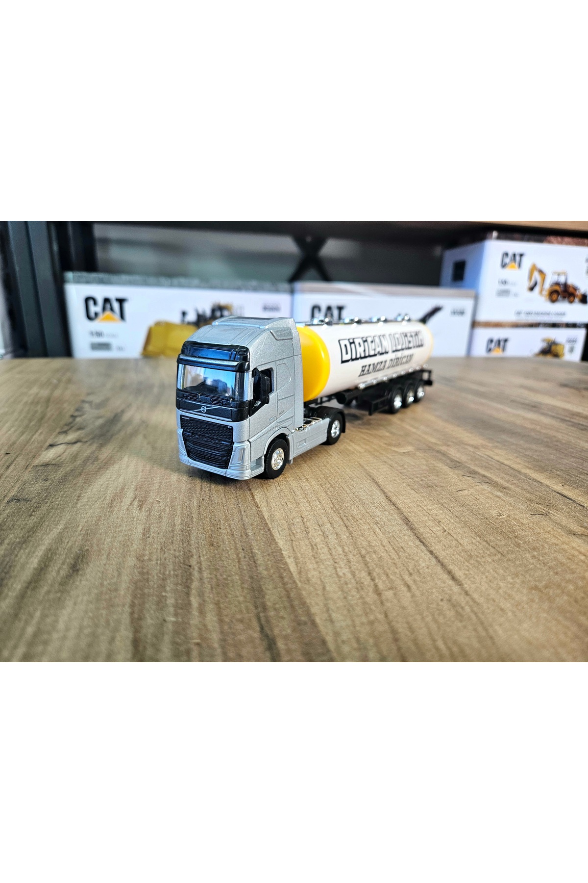 مدل خودرو کامیون تانکر VOLVO FH4 در مقیاس 1 64 ارتفاع 25 سانتی متر توضیحات را بخوانید اورجینال WELLY