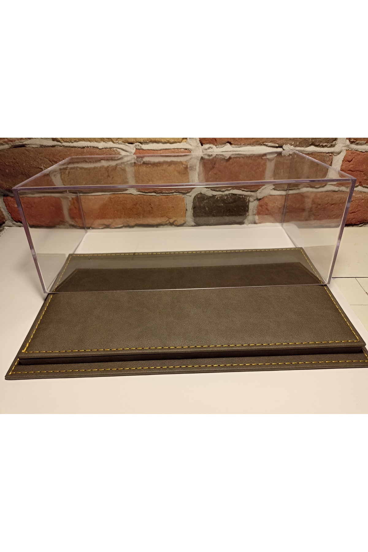 مدل خودرو جعبه صفحه نمایش PLEXI: با پایه چرمی برای وسایل نقلیه 1 18 اورجینال diamond hobby
