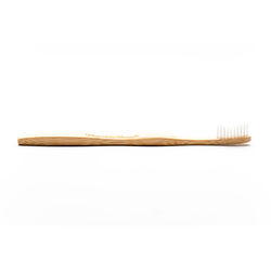 مسواک نرم بزرگسال هامبل براش Humble Brush، دسته بامبو و الیاف نایلون-۶، سفید