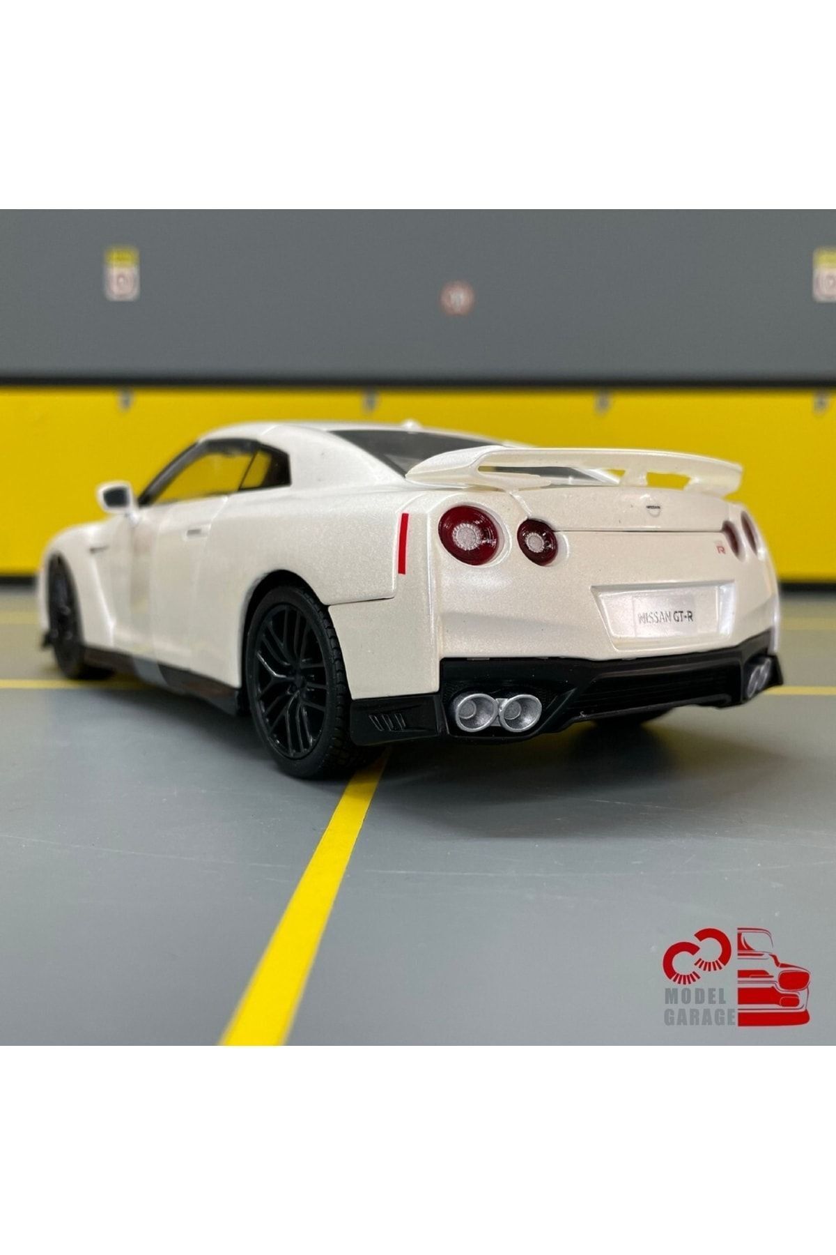 مدل خودرو NISSAN GT R R35 2017 1 24 SCALE C&amp;C MODEL GARAGE DIECAST METAL CAR اورجینال Burago