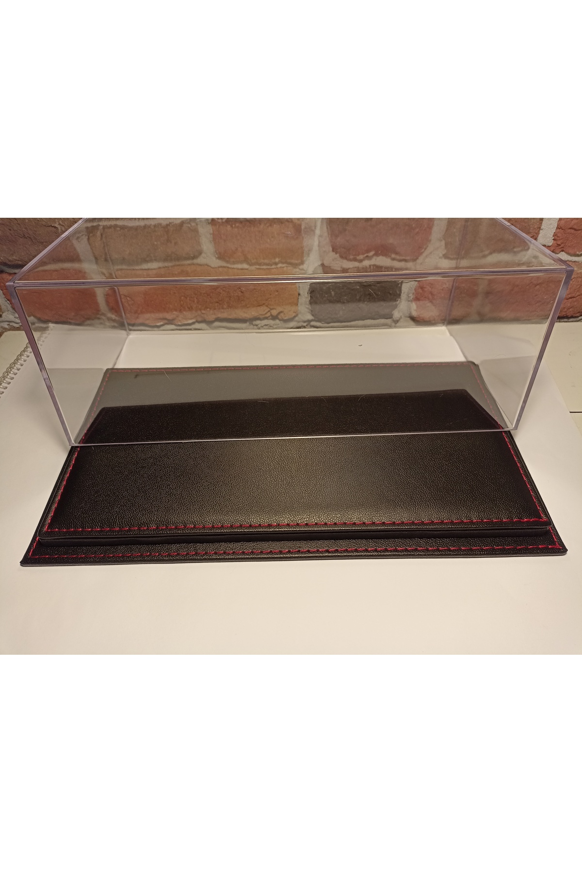 مدل خودرو جعبه صفحه نمایش PLEXI: با پایه چرمی برای وسایل نقلیه 1 18 اورجینال diamond hobby