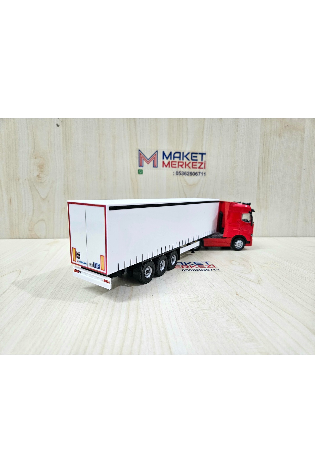 مدل خودرو TRUCK RED RENAULT به طول 30 سانتی متر در مقیاس 1 50 نام شرکت را می توان نوشت اورجینال Maket