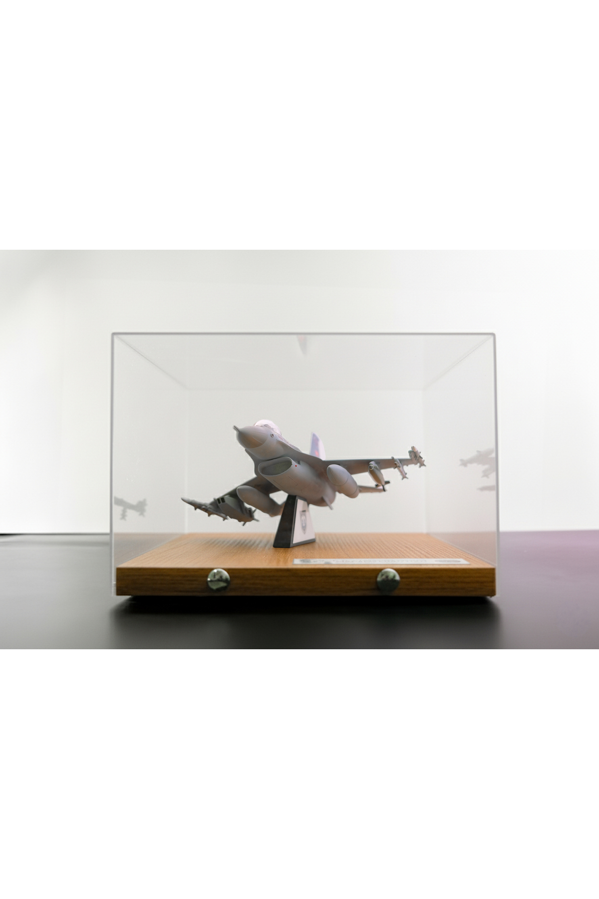 مدل خودرو هواپیمای F 16C FIGHTING FALCON PLASTIC غرفه نمایشگاهی شیشه ای پلکسی اورجینال ALKAN ASKERİ MALZEMELER VE TEKSTİL