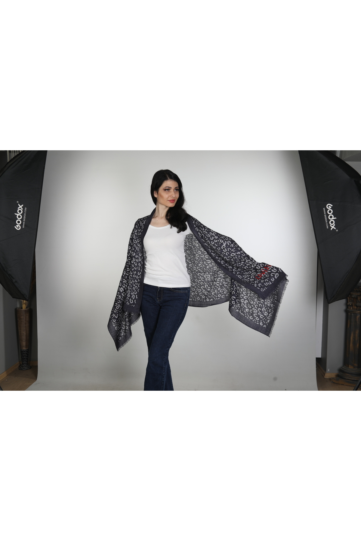شال زنانه خاکستری زغالی ابریشم و کشمیر میستیک Mystic، طرح ژاکارد