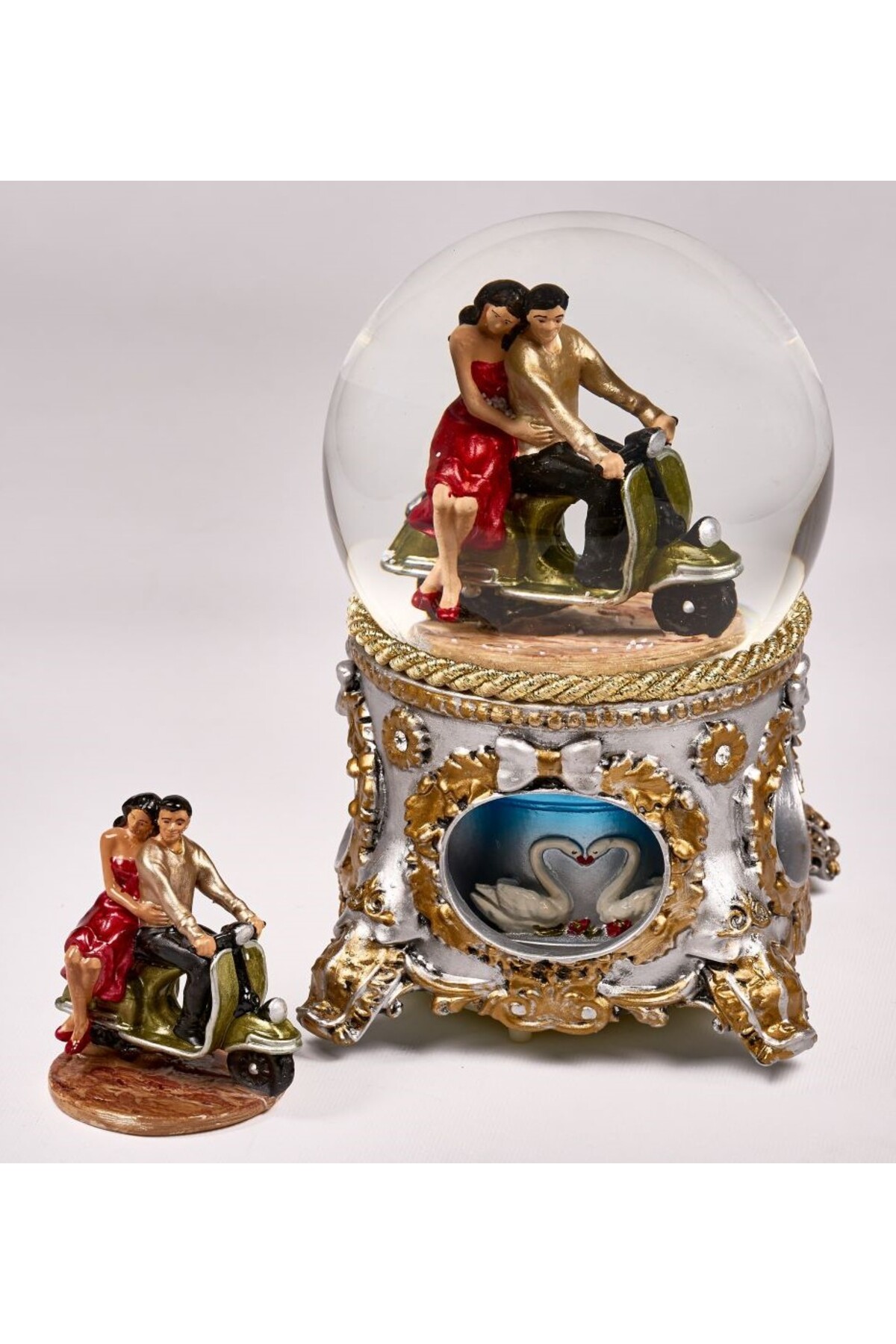 گوی برفی SNOW GLOBE عتیقه کلاسیک بزرگ 120 میلی متری نقاشی شده با دست خود دمیده موسیقی زوج عزیز وسپا از ترکیه MAGNETDEPO