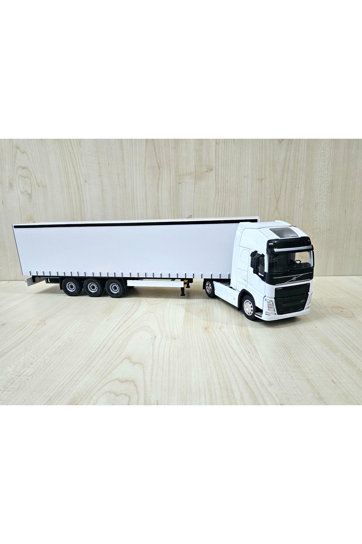 مدل خودرو نیم متر طول 1 32 VOLVO FH4 TILT TRUCK MODEL نام نوشته شده سفید اورجینال WELLY