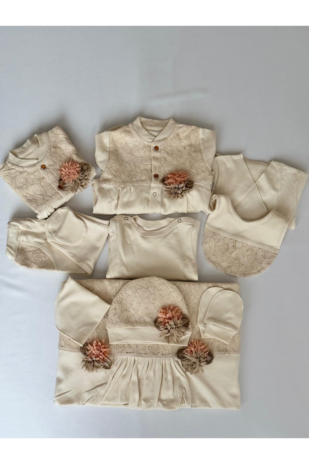 ست بیمارستانی نوزاد ۱۰ تکه فلکسی Flexi، Bebbemini Baby، پنبه ۱۰۰٪ با جزئیات دانتل و گل بژ