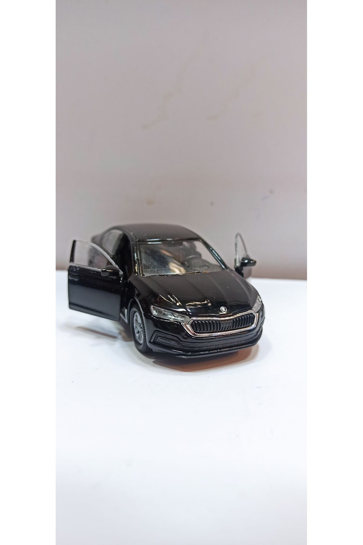 ماشین اسباب بازی SKODA OCTAVIA 1 36 SCALE WELLY