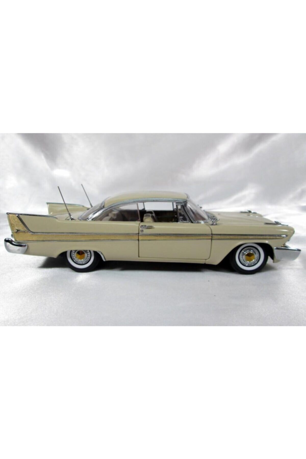 مدل خودرو MOTORMAX 1958 PLYMOUTH FURY CREAM 1:18 ماشین اورجینال Motor Max