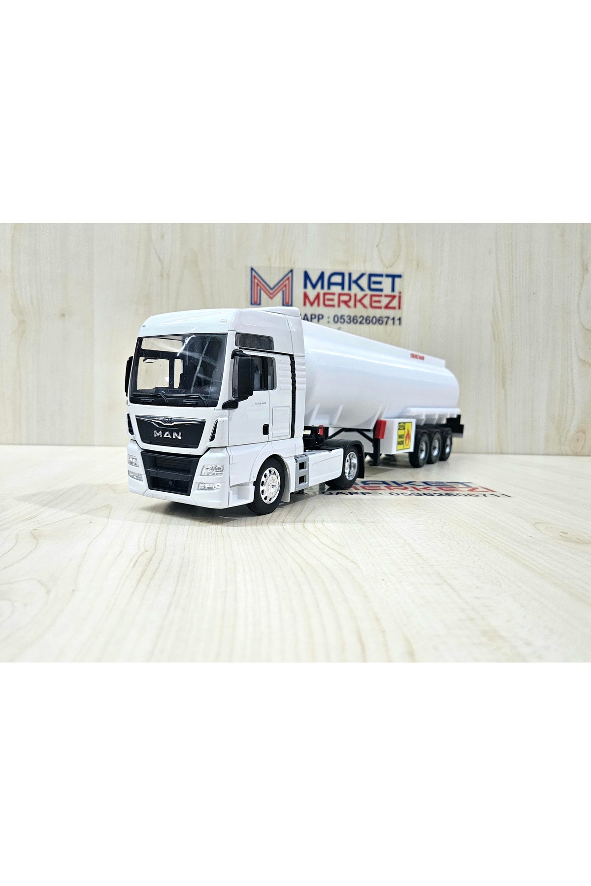 مدل خودرو تانکر 1 32 MAN TGX به طول 50 سانتی متر نام نوشته شده است اورجینال WELLY