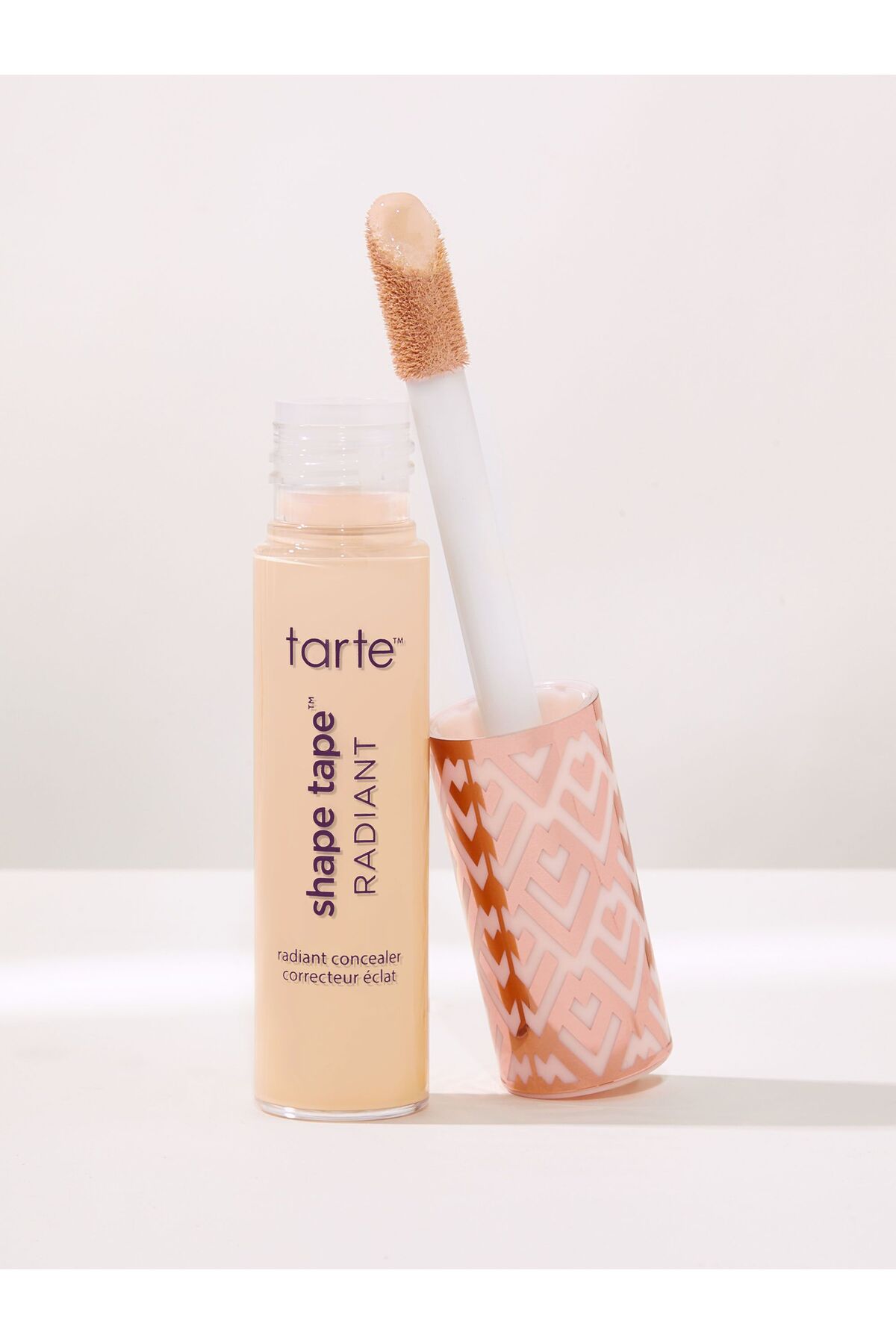 کانسیلر نوار شکل ™ مرطوب کننده اسید هیالورونیک با دامنه حلقه تیره روشن 10 میل Tarte