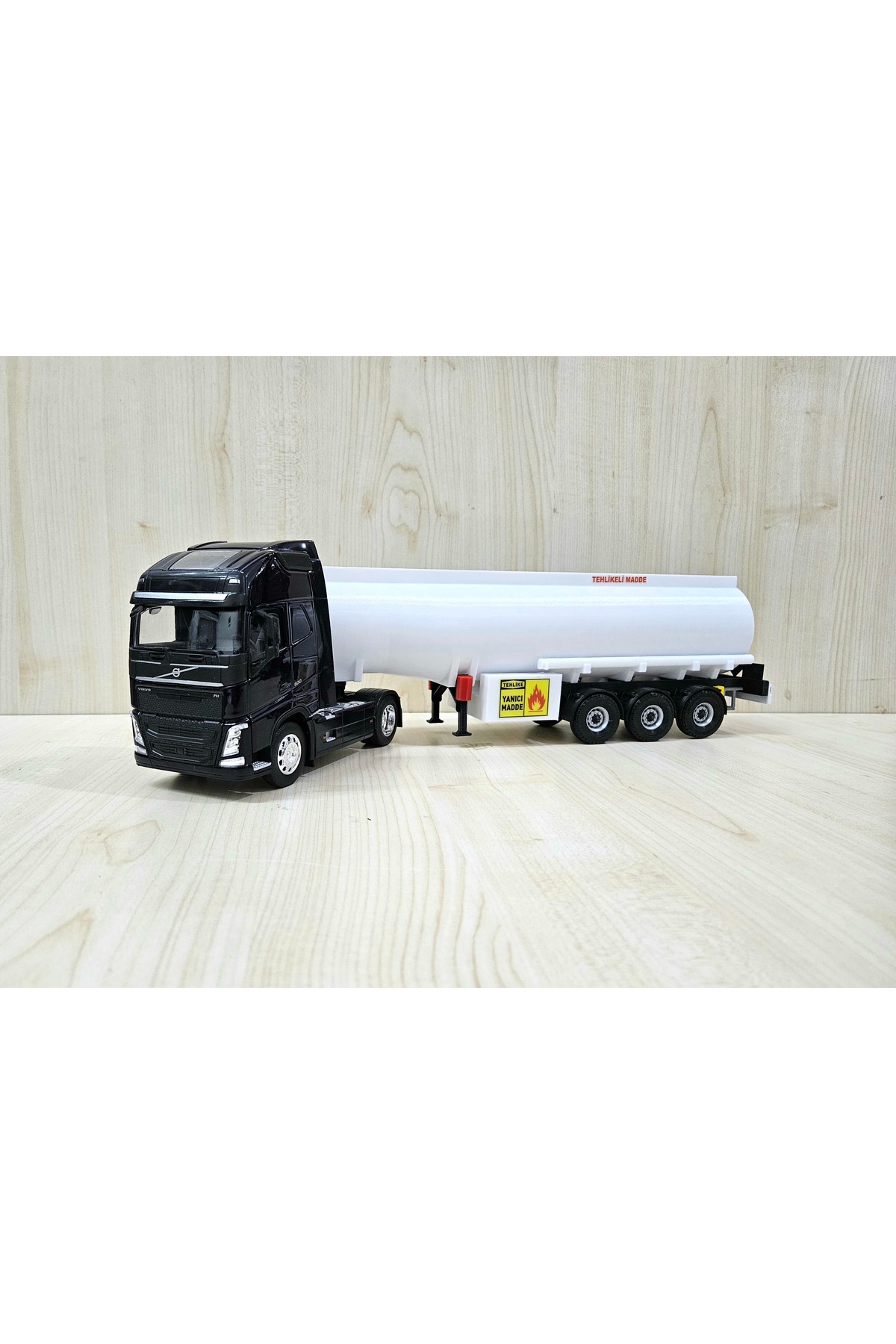 مدل خودرو تانکر VOLVO FH4 1 32 به طول 50 سانتی متر نام نوشته شده است اورجینال WELLY