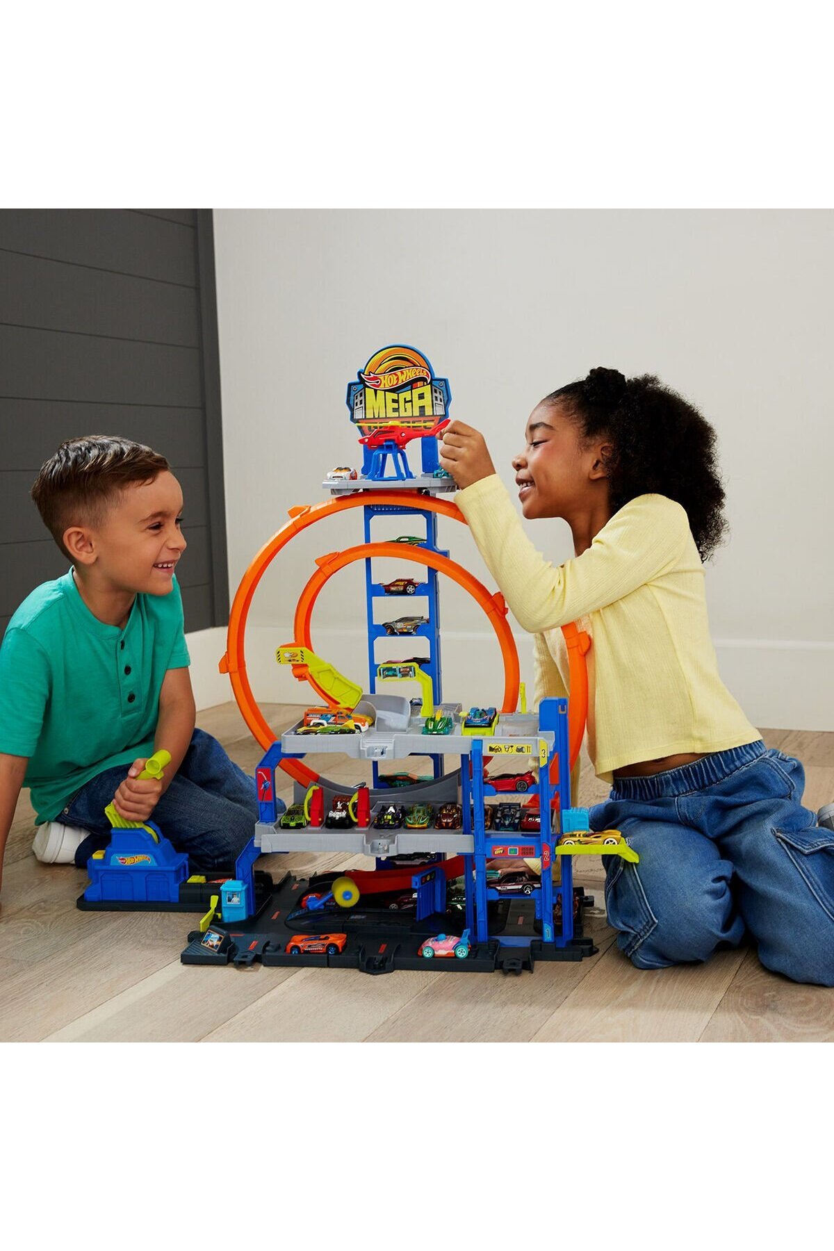 اسباب بازی های فیگور دیگر گاراژ مگا لوپ JBM74 از ترکیه HOT WHEELS
