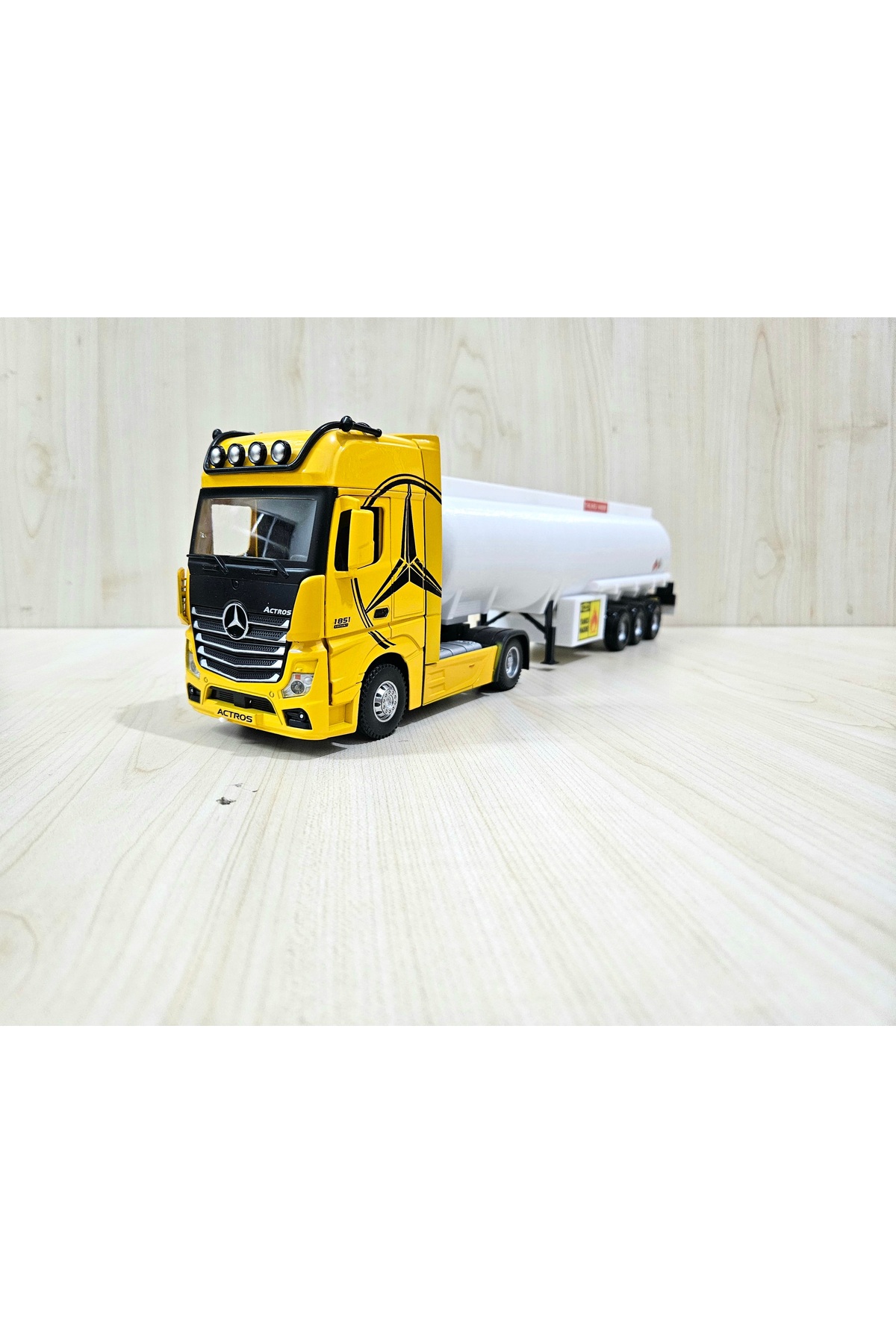 مدل خودرو طول نیم متر 1 36 MERCEDES ACTROS TANKER TRUCK MODEL نام نوشته شده زرد اورجینال Maket