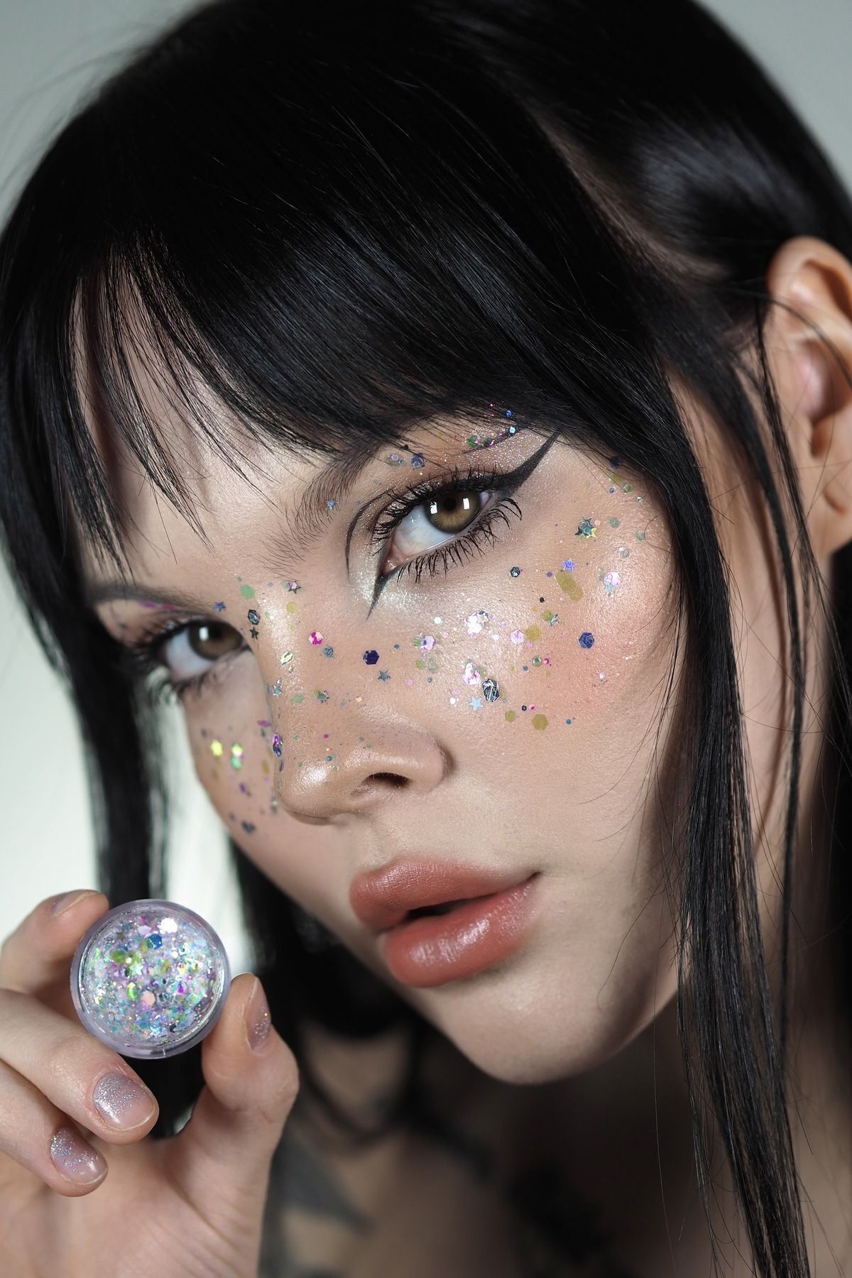 پودر درخشان کننده چندرنگ مخصوص آرایش صورت The Glitter Lab