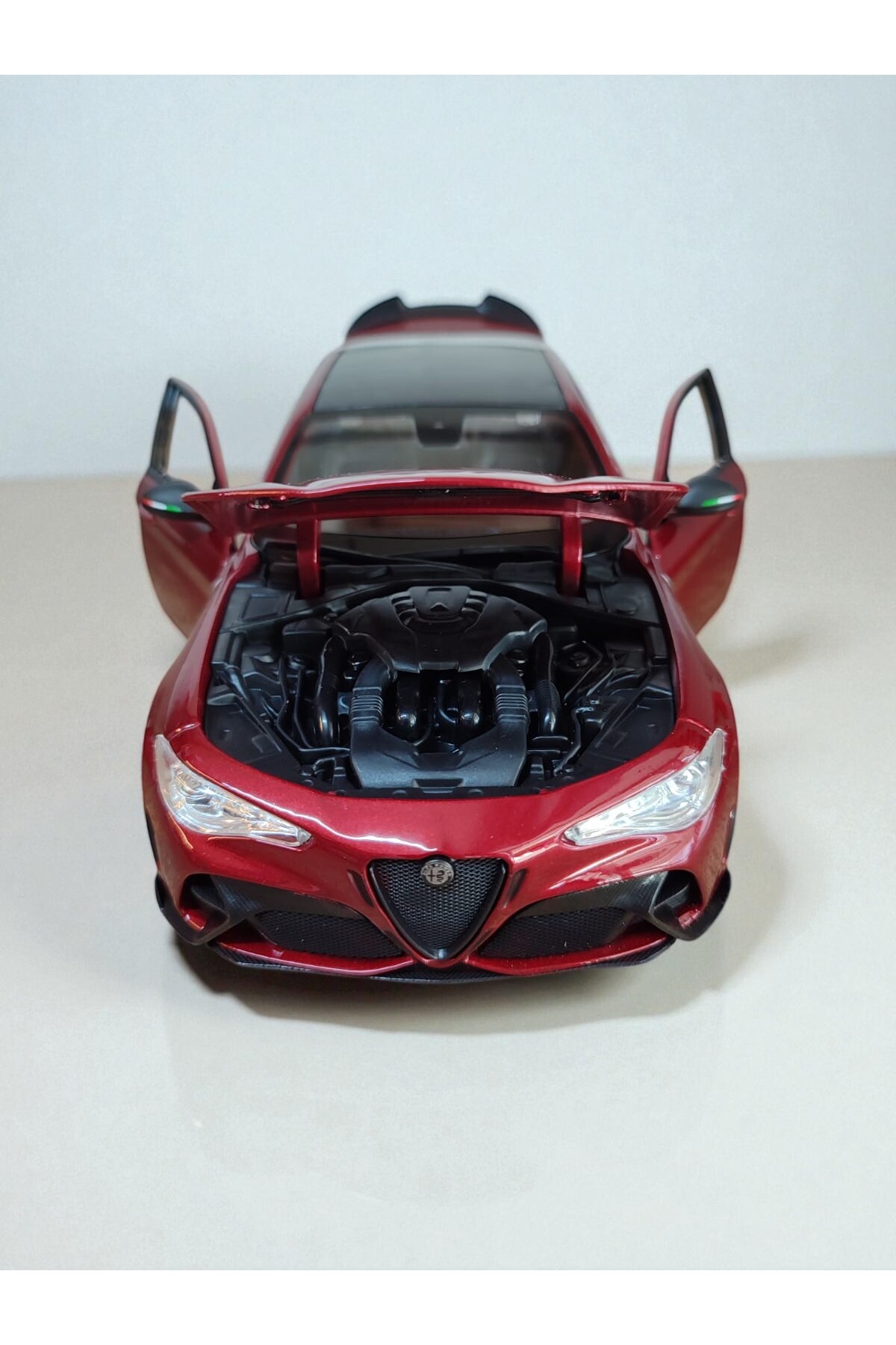 مدل خودرو ماشین کلکسیونی ALFA ROMEO GIULIA GTA 1:18 SCALE DIE CAST قرمز مشکی فلزی اورجینال Burago