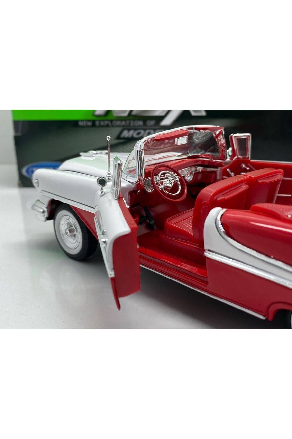 مدل خودرو 1.24 SCALE WELLY BRAND دارای مجوز 1955 OLDSMOBILE SUPER 88 قرمز سفید ماشین فلزی دو رنگ اورجینال WELLY
