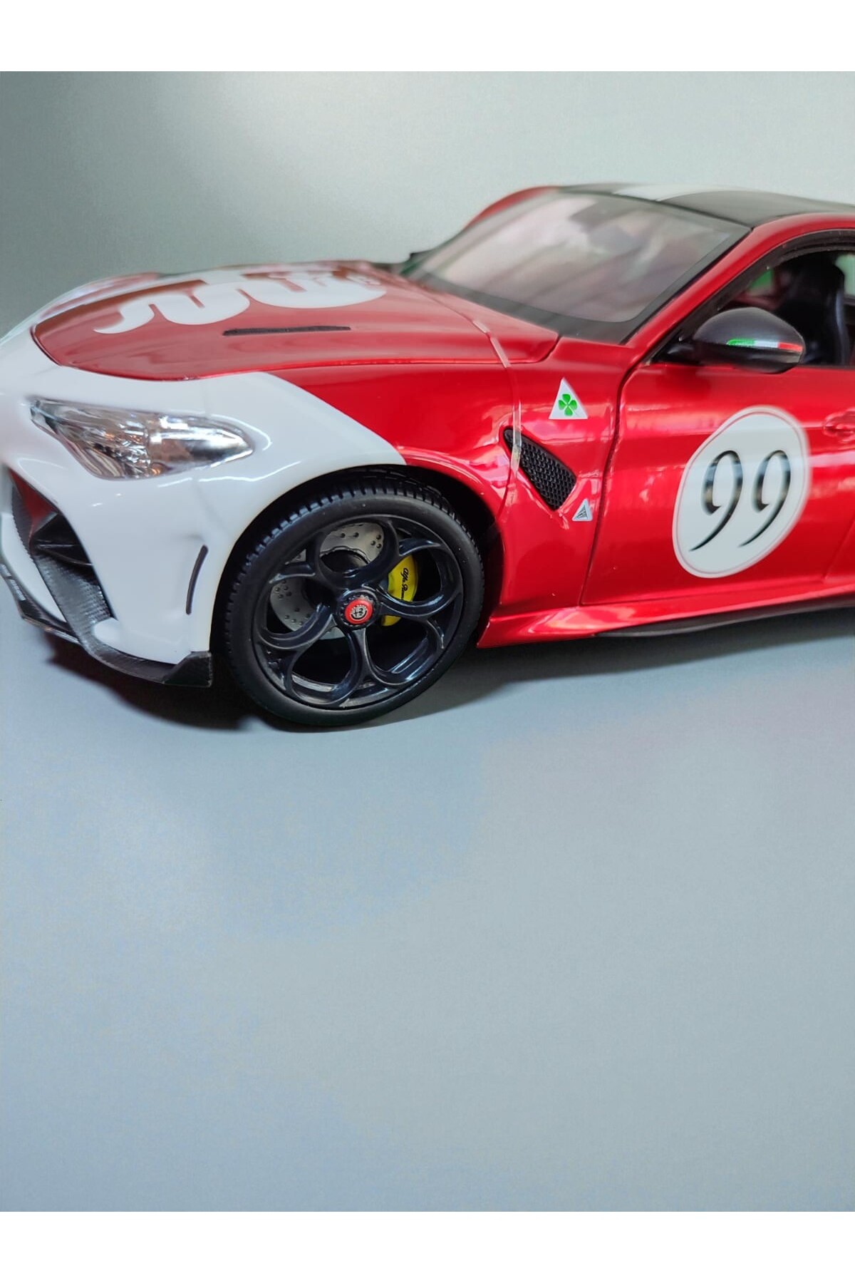 مدل خودرو ماشین کلکسیونی ALFA ROMEO GIULIA GTA 99 1:18 SCALE DIE CAST قرمز گلدوزی شده فلزی اورجینال Burago