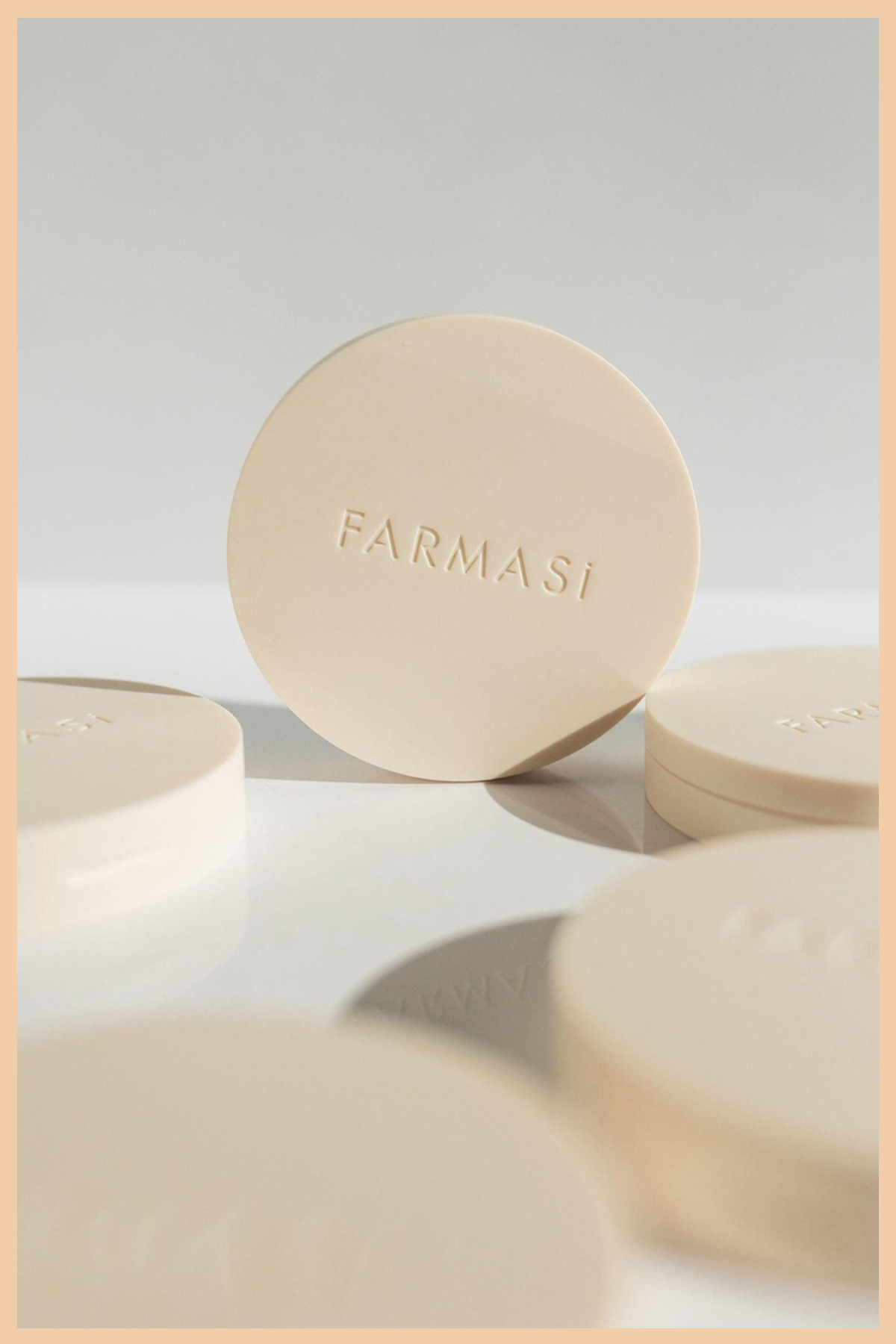 پودر فشرده بی‌بی با پوشش طبیعی و مات رنگ صورتی 02 Warm Light با وزن 12 گرم فارماسی Farmasi