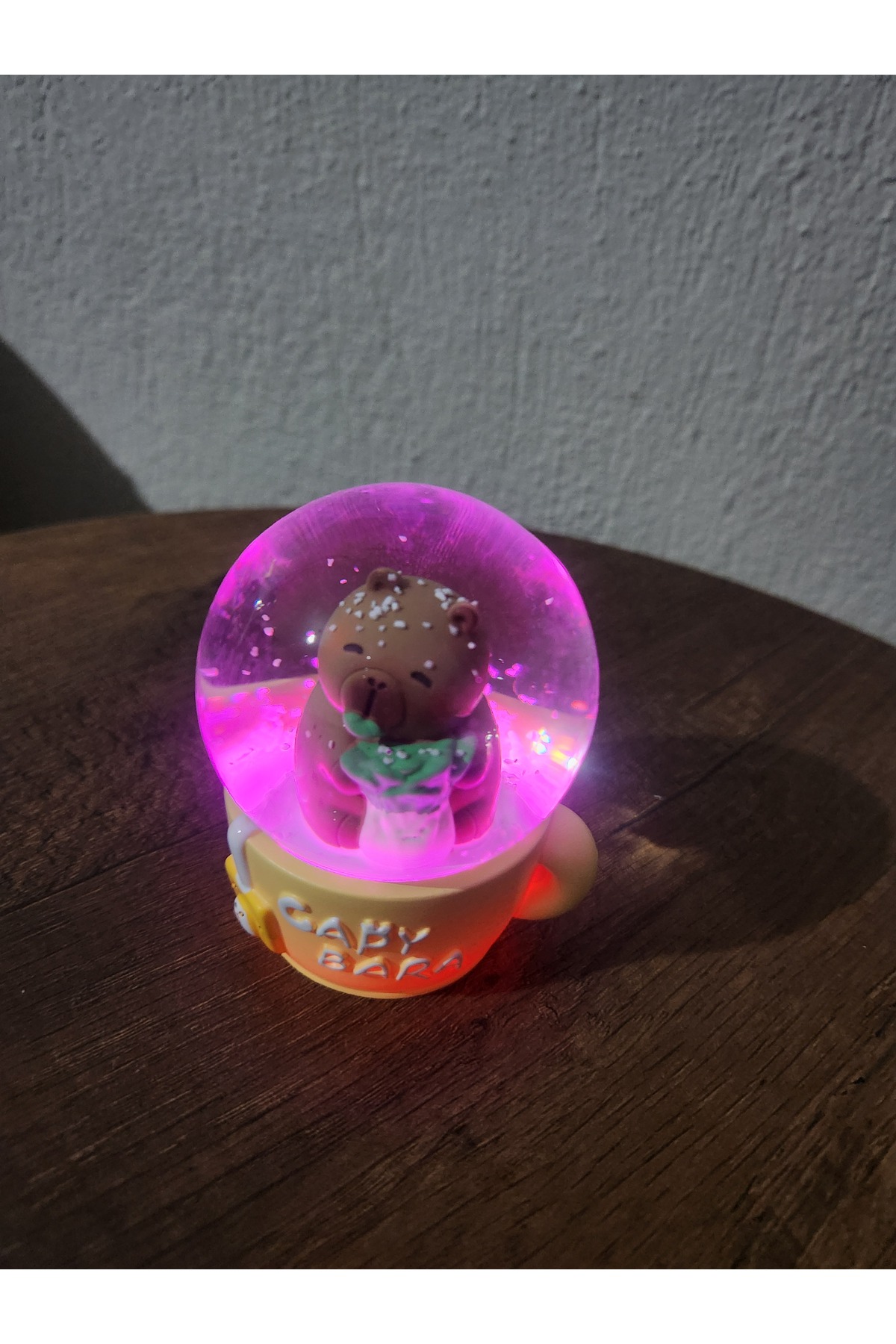 گوی برفی CAPY BARA SNOW GLOBE سایز متوسط ​​با نور از ترکیه Ailenizin Oyuncakçısı