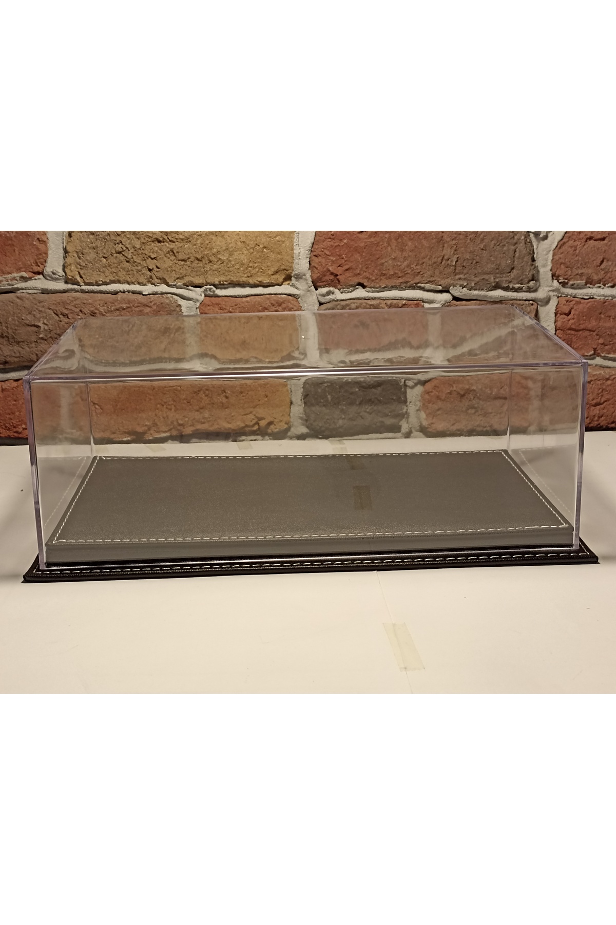 مدل خودرو جعبه صفحه نمایش PLEXI: با پایه چرمی برای وسایل نقلیه 1 18 اورجینال diamond hobby
