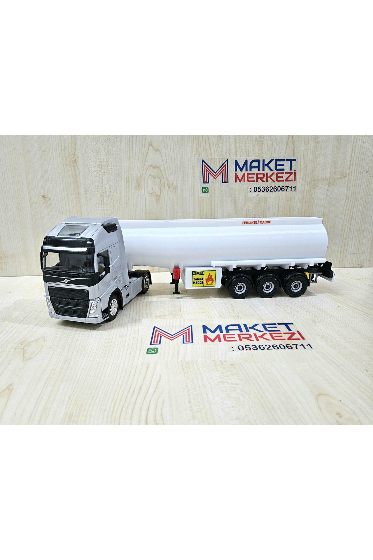 مدل خودرو کامیون تانکر VOLVO FH4 در مقیاس 1 32 به طول 50 سانتی متر نام روی تریلر نوشته شده است اورجینال WELLY
