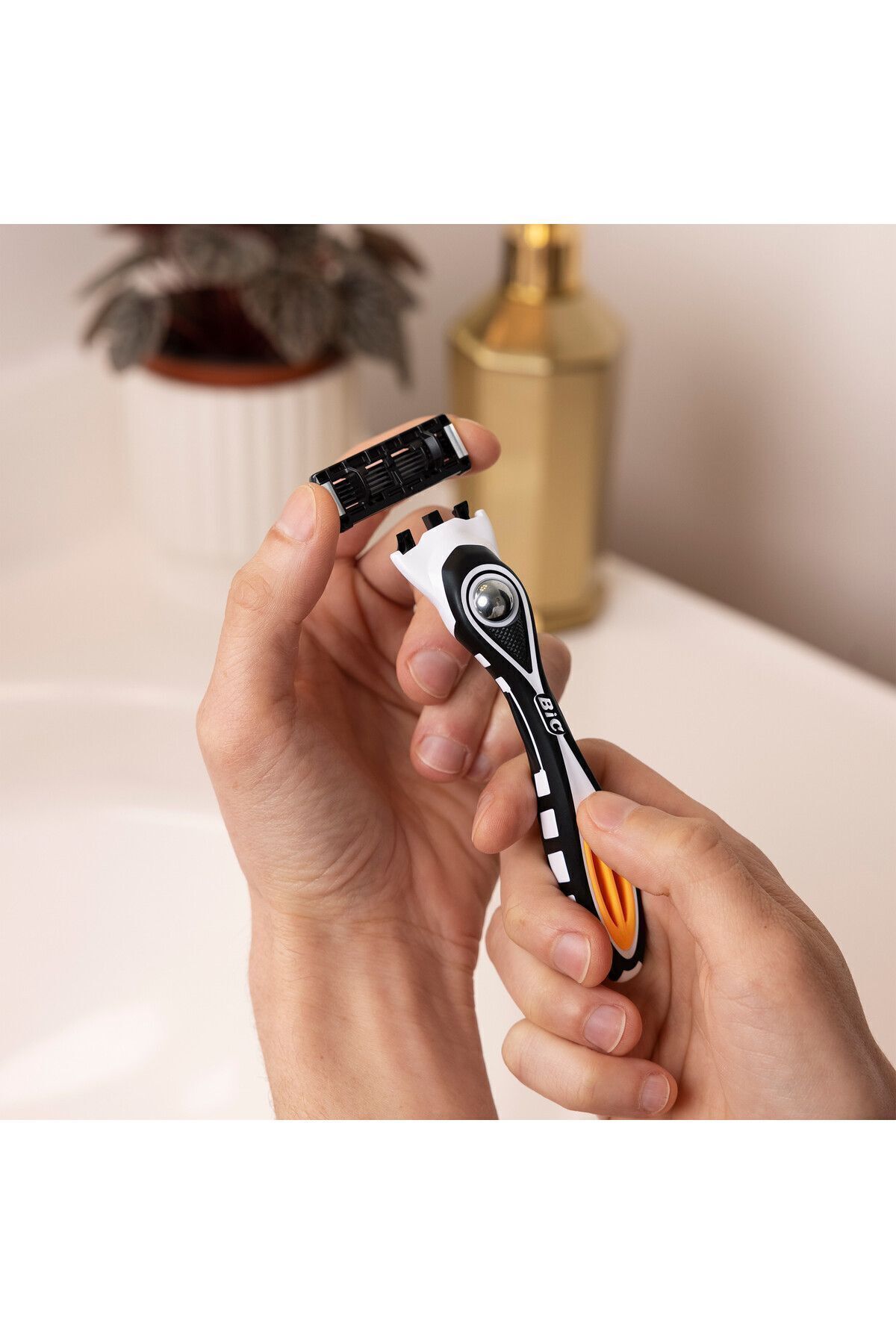 تیغ اصلاح مردانه Flex 5 با 6 عدد تیغ یدک و کیف مخصوص Bic