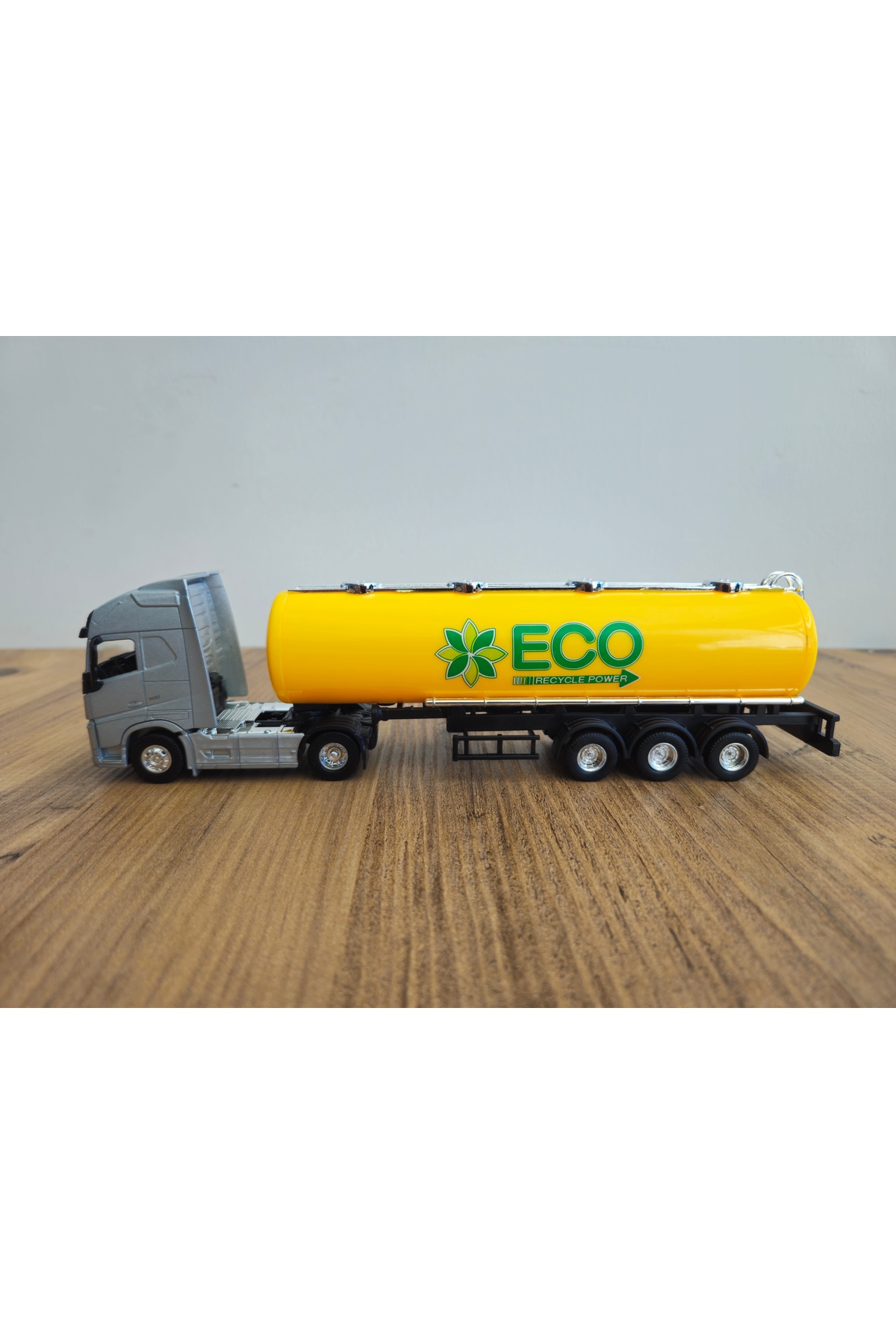 مدل خودرو کامیون تانکر VOLVO FH4 در مقیاس 1 64 ارتفاع 25 سانتی متر توضیحات را بخوانید اورجینال WELLY