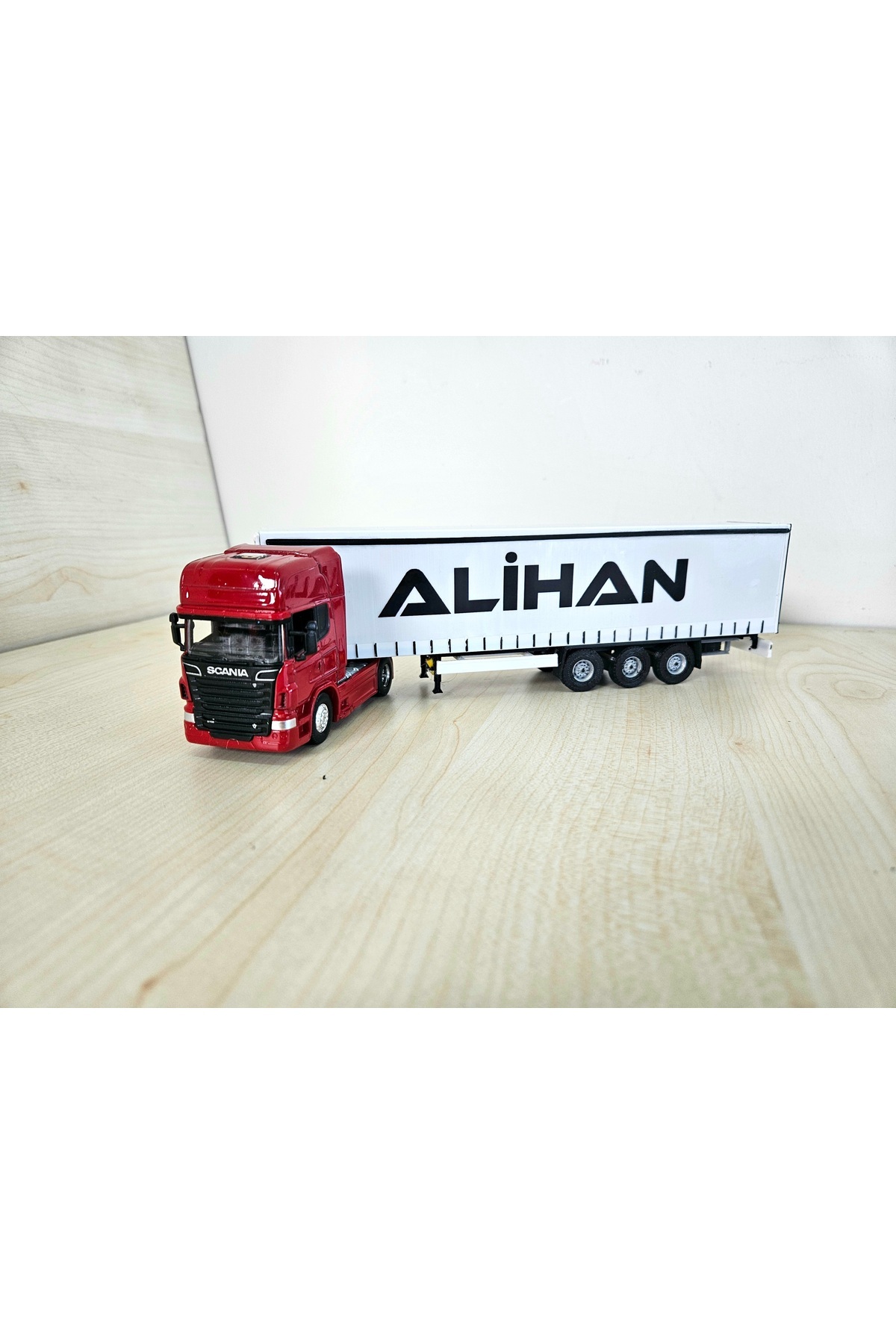 مدل خودرو کامیون اسکانیا R730 قرمز در مقیاس 1 64 به طول 25 سانتی متر نام شرکت را می توان نوشت اورجینال WELLY