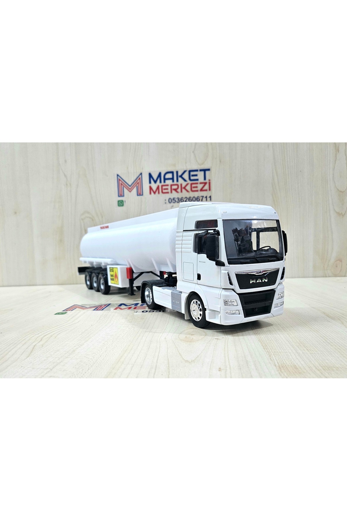 مدل خودرو تانکر 1 32 MAN TGX به طول 50 سانتی متر نام نوشته شده است اورجینال WELLY