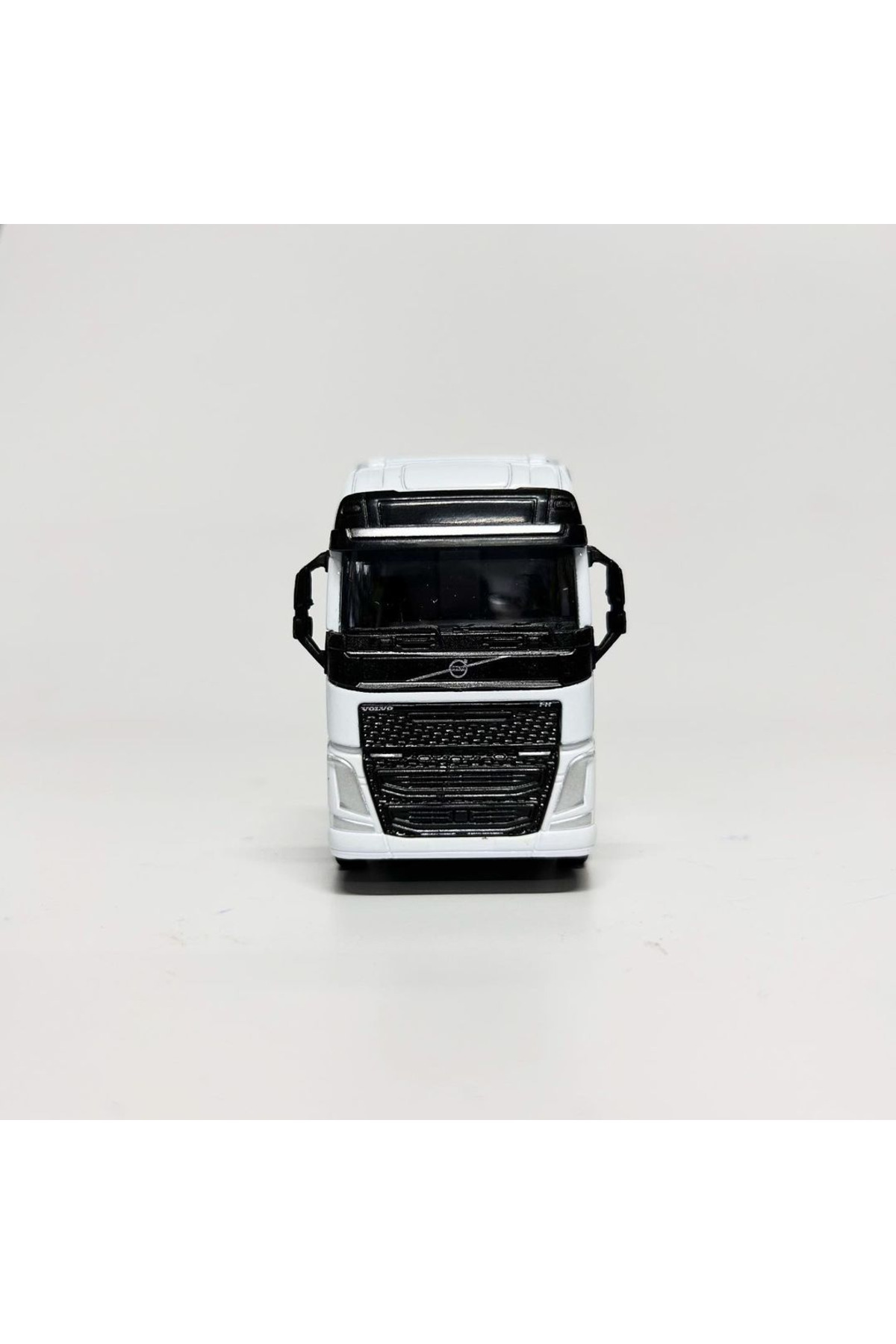 مدل خودرو فنجان کامیون فلزی رنگ سفید VOLVO FH در مقیاس 1.64 11 سانتی متری اورجینال WELLY