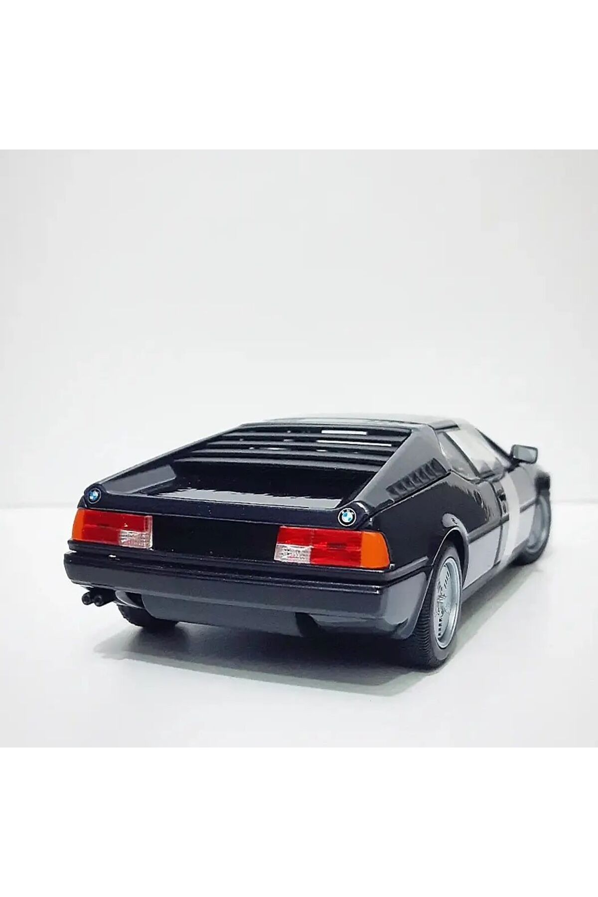 مدل خودرو 1.24 SCALE WELLY BRAND دارای مجوز BMW M1 مشکی COLOR MEDEL METAL CAR اورجینال WELLY