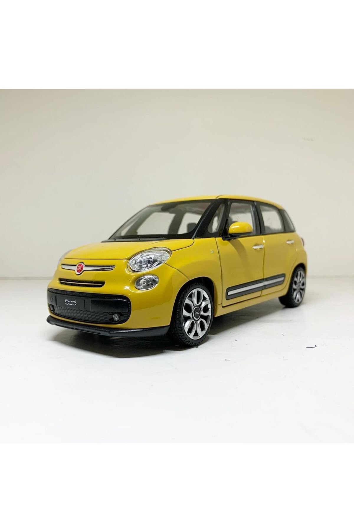 مدل خودرو ماشین فلزی DIECAST 1.24 SCALE WELLY دارای مجوز فیات 500L رنگ زرد اورجینال WELLY