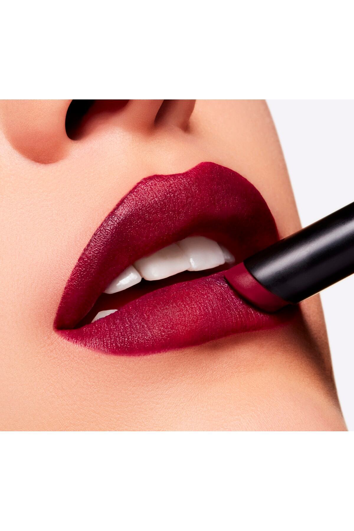 Mac رژ لب مات Powder Kiss Velvet Blur ظاهری جذاب و ماندگار رنگ بنفش
