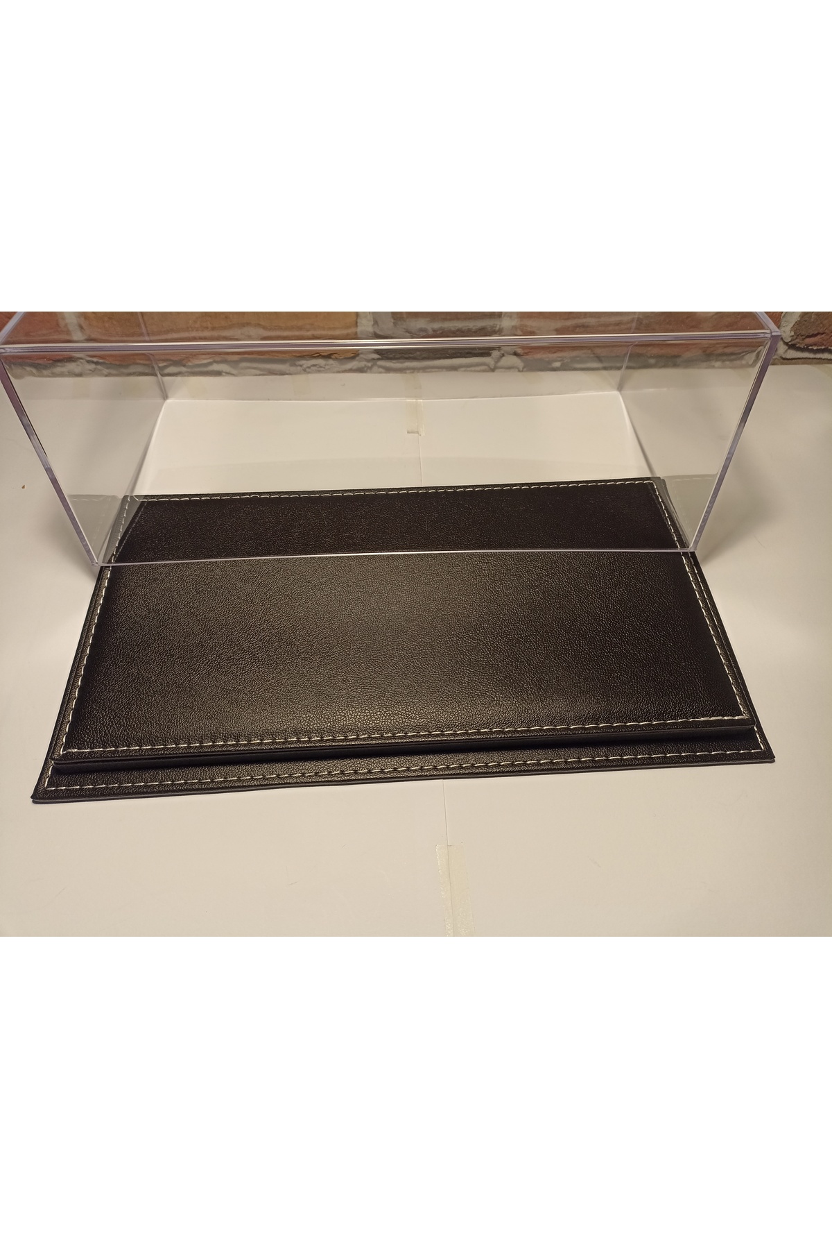 مدل خودرو جعبه صفحه نمایش PLEXI: با پایه چرمی برای وسایل نقلیه 1 18 اورجینال diamond hobby