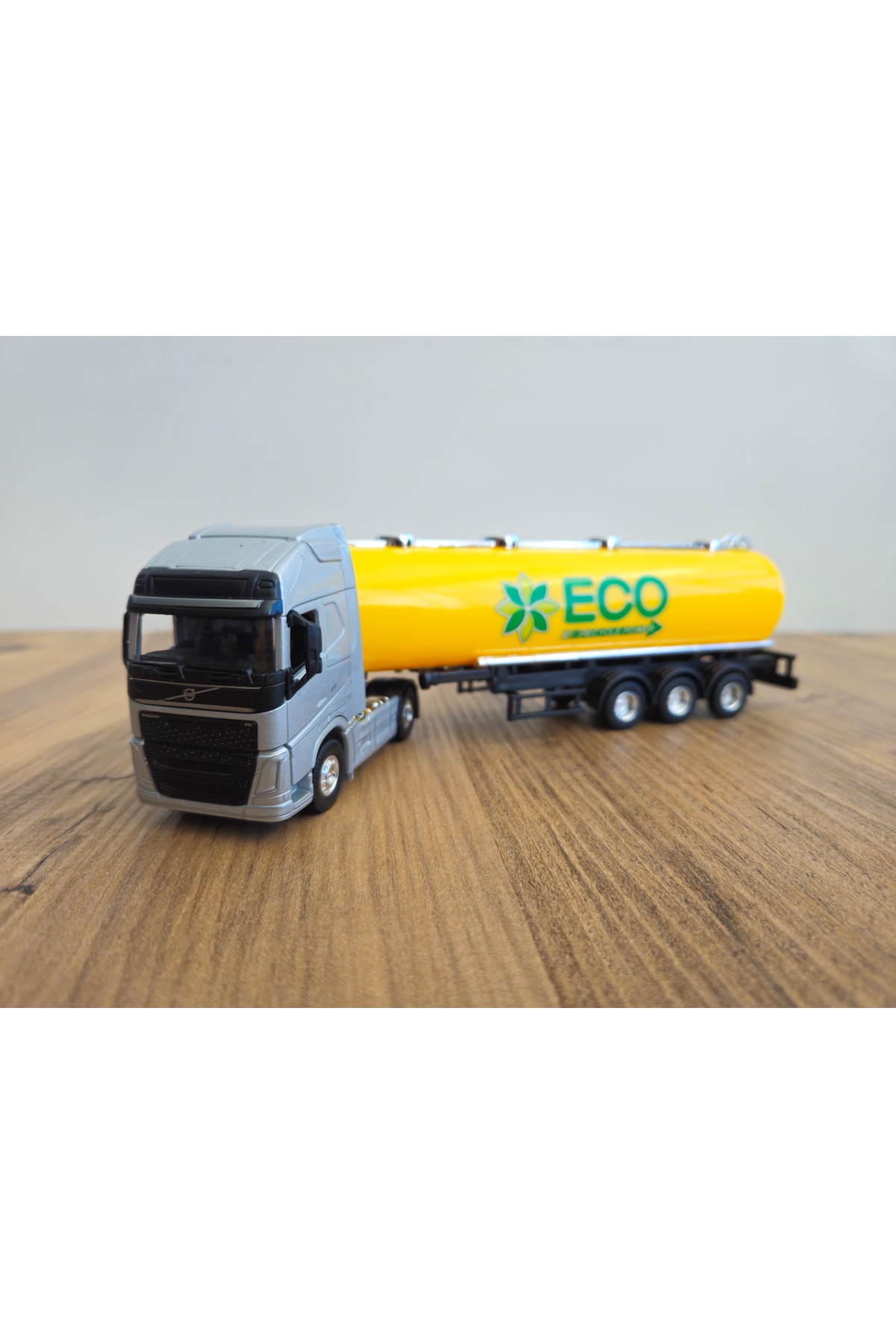 مدل خودرو کامیون تانکر VOLVO FH4 در مقیاس 1 64 ارتفاع 25 سانتی متر توضیحات را بخوانید اورجینال WELLY