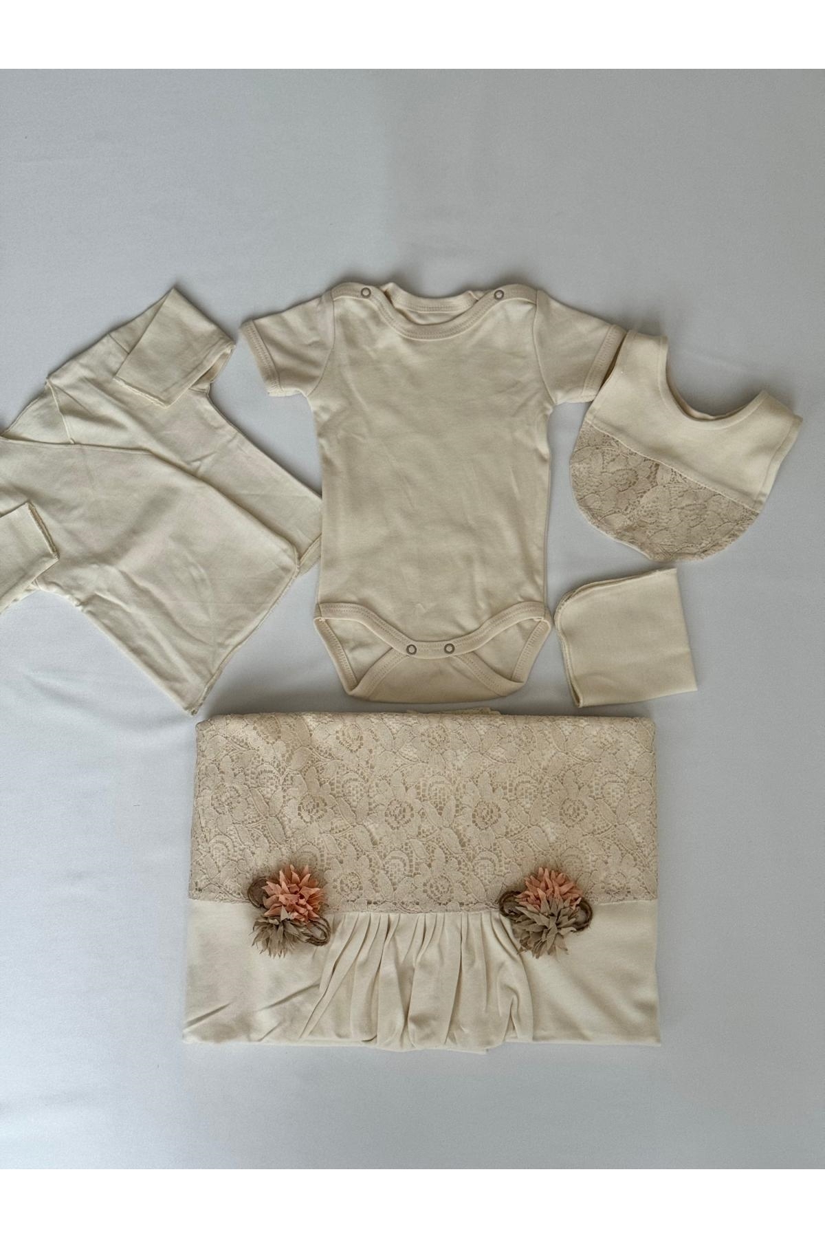 ست بیمارستانی نوزاد ۱۰ تکه فلکسی Flexi، Bebbemini Baby، پنبه ۱۰۰٪ با جزئیات دانتل و گل بژ