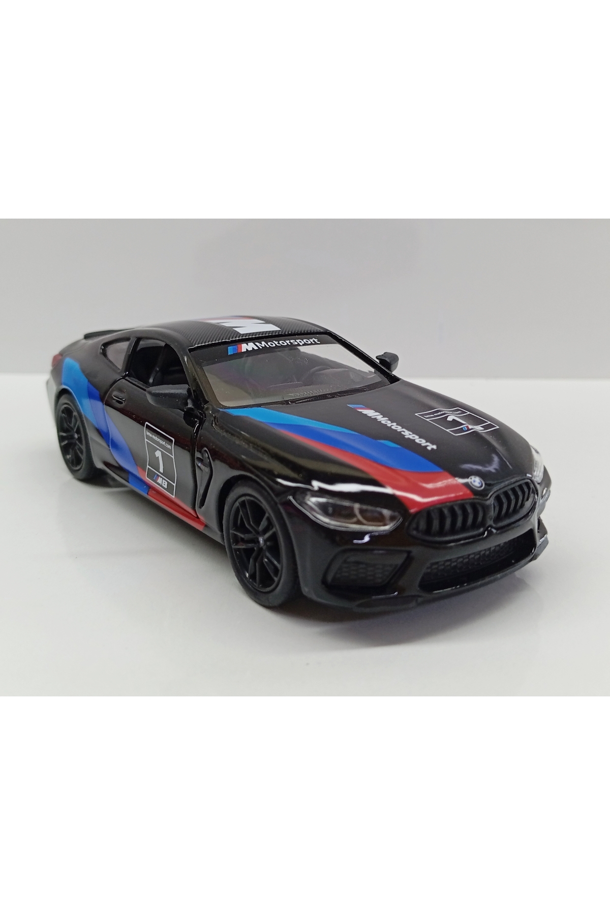 مدل خودرو DIANOMI 1 38 BMW M8 COMPETITION COUPE یک ماشین کششی 13 سانتی متری است اورجینال Kinsmart