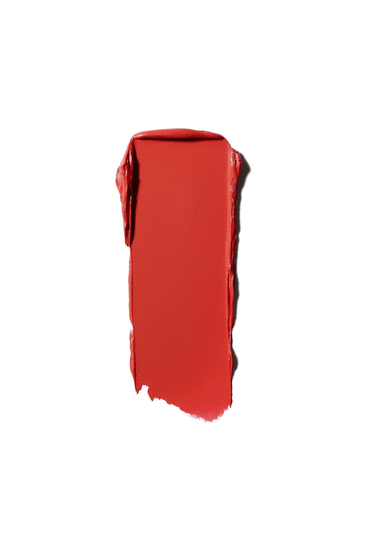 Mac رژ لب مات Powder Kiss Velvet Blur ظاهری جذاب و ماندگار رنگ قرمز جیغ