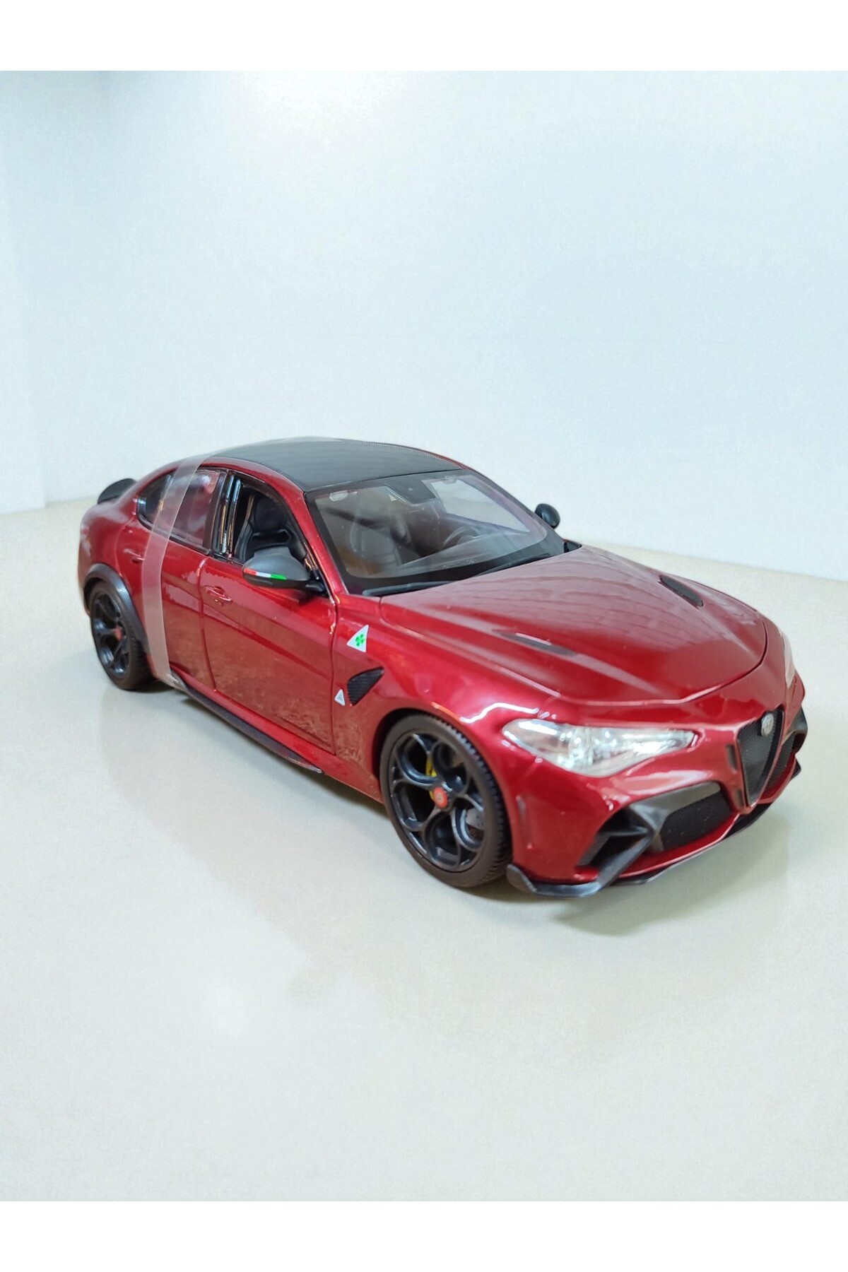 مدل خودرو ماشین کلکسیونی ALFA ROMEO GIULIA GTA 1:18 SCALE DIE CAST قرمز مشکی فلزی از ترکیه Burago