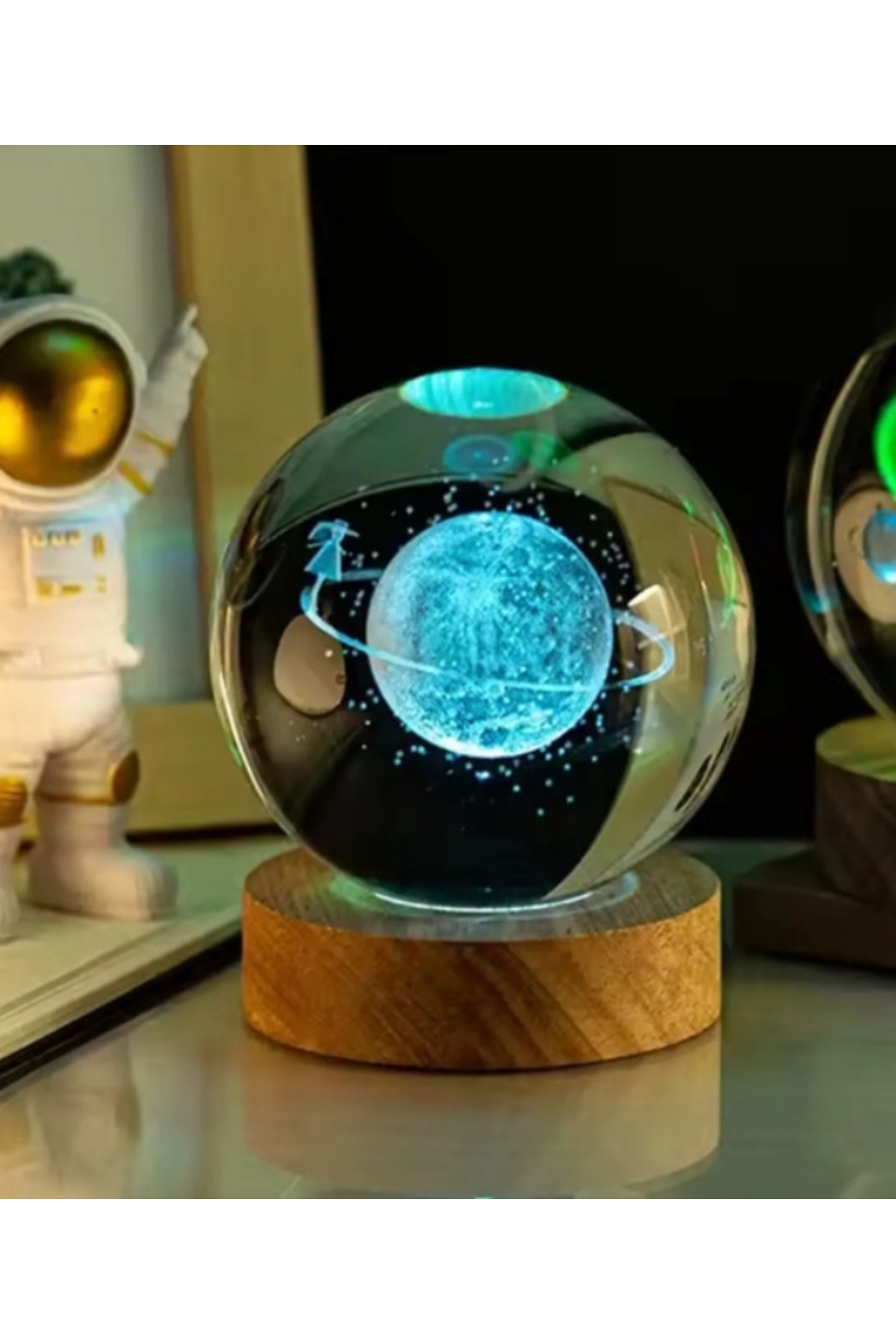 گوی برفی زمین شیشه ای بزرگ SATURN GIRL با کارکرد الکتریکی کف چوبی سیمی از ترکیه cosy home gift