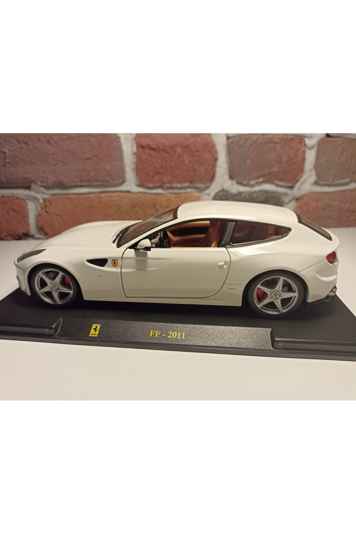 مدل خودرو FERRARI FF 2011 اورجینال Burago