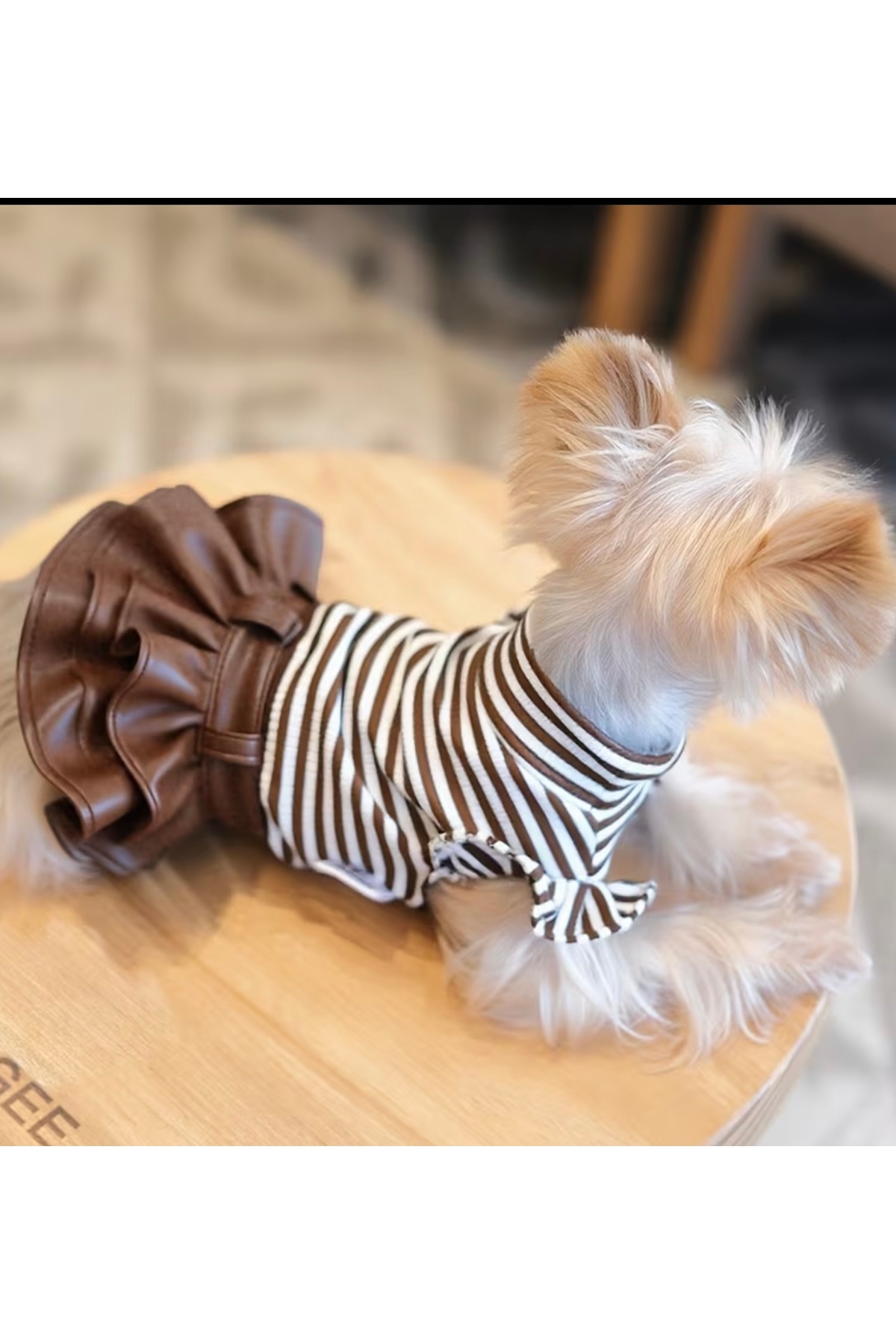 لباس سگ راه‌راه قهوه‌ای پا بوتیک Paw Butik با دامن چین‌دار چرمی‌نما، مدل KF2912