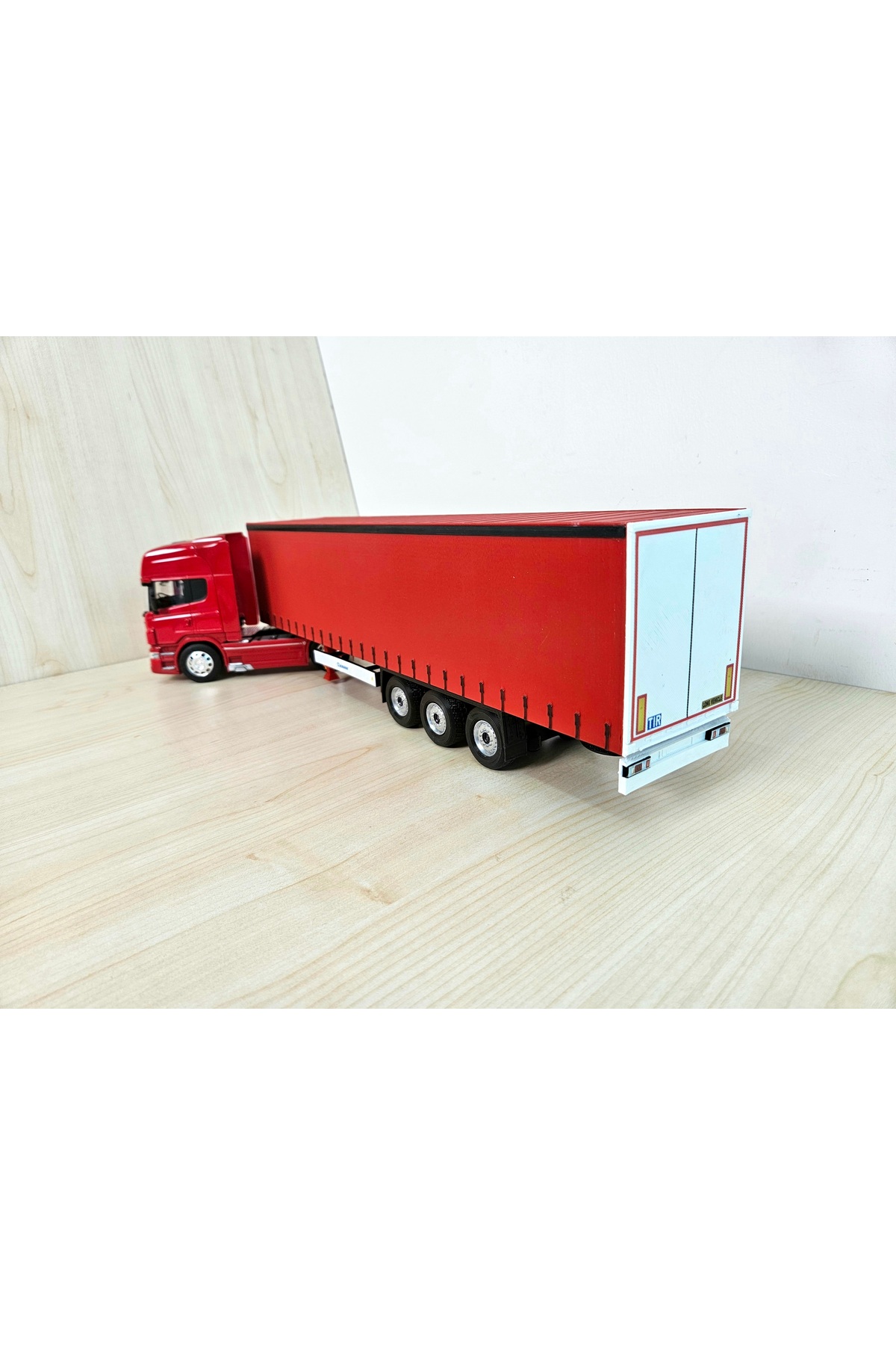 مدل خودرو نیم متر طول 1 32 SCANIA R730 TILT TRUCK MODEL نام نوشته شده قرمز اورجینال WELLY