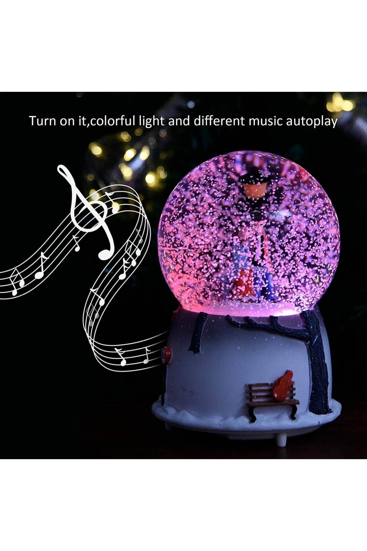 گوی برفی دو نور موزیکال اسپری شده در اندازه بزرگ SNOW GLOBE نشسته روی نیمکت زیر چراغ خیابان از ترکیه Genel Markalar