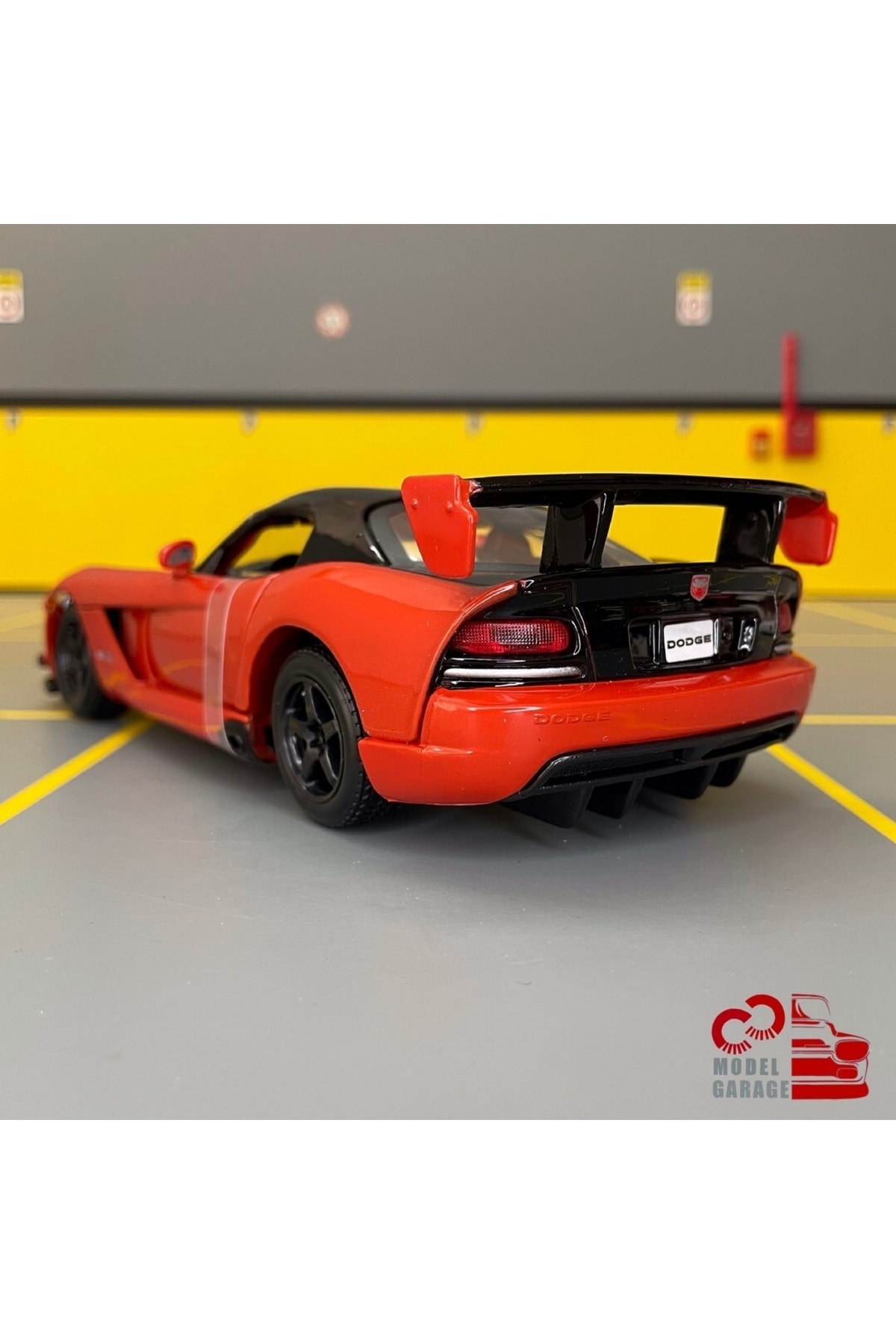 مدل خودرو DODGE VIPER SRT 10 ACR 1 24 SCALE C&amp;C MODEL GARAGE DIECAST METAL CAR اورجینال Burago