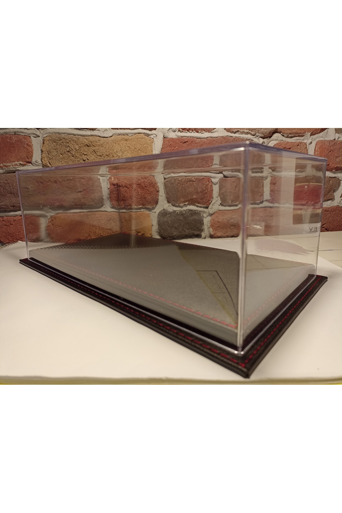 مدل خودرو جعبه صفحه نمایش PLEXI: با پایه چرمی برای وسایل نقلیه 1 18 اورجینال diamond hobby