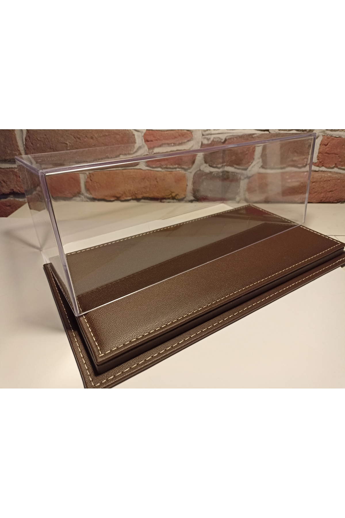 مدل خودرو جعبه صفحه نمایش PLEXI: با پایه چرمی برای وسایل نقلیه 1 18 اورجینال diamond hobby